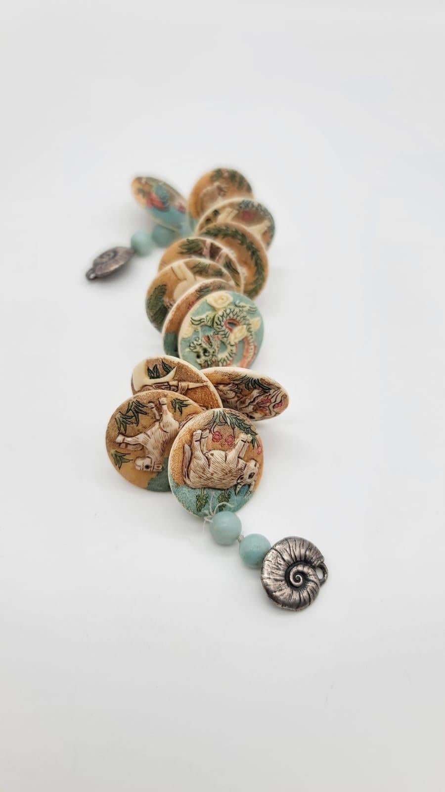 Handbemaltes chinesisches Tierkreiszeichen-Armband von A.Jeschel, geschnitzter Knochen, Amazonit-Perlen im Angebot 1