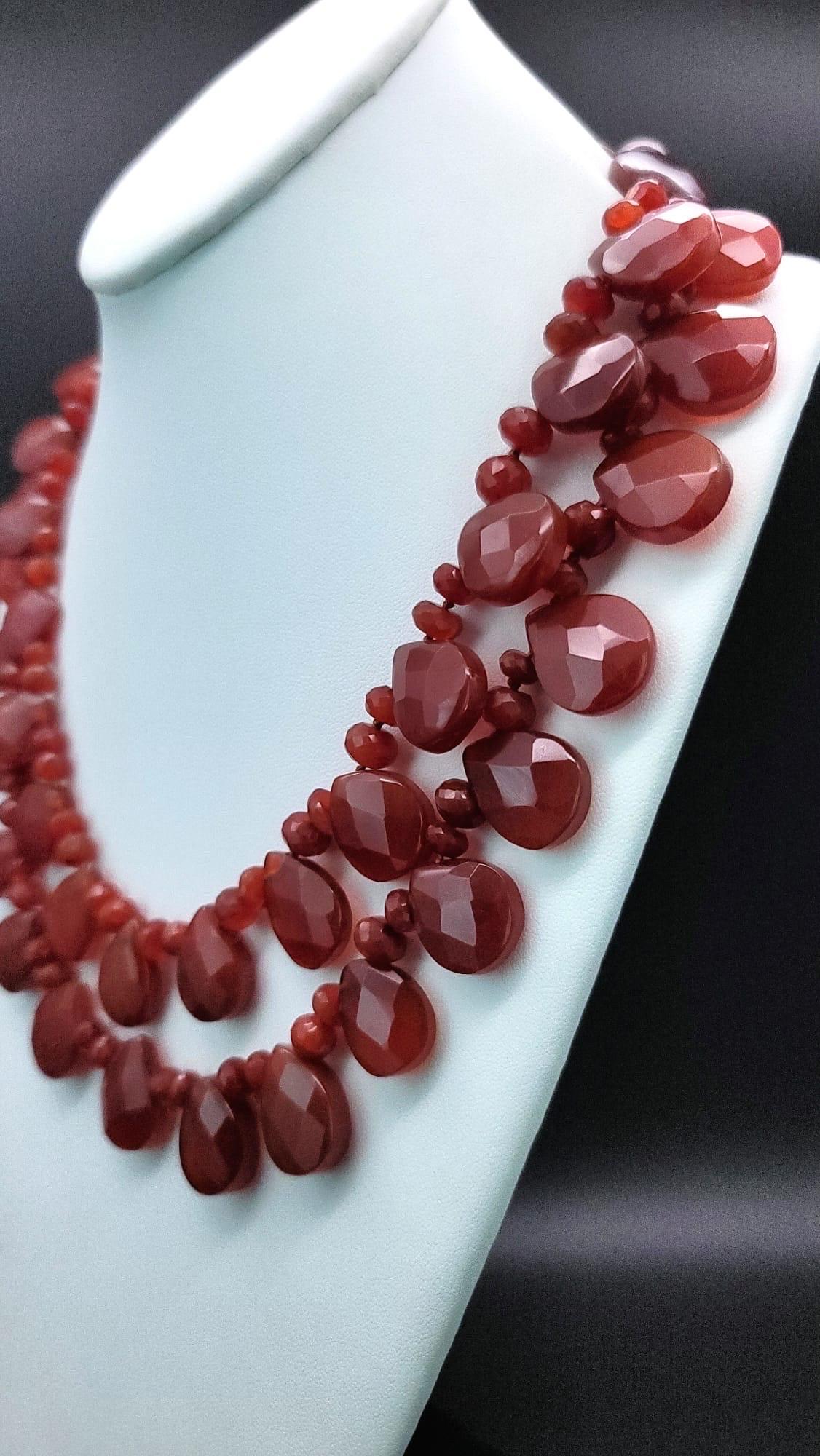 Unique en son genre

Une cornaline double brin, de couleur rouille, en forme de goutte d'eau, longueur d'une matinée  (20'')collier . Juste à temps pour la nouvelle mode d'automne. De petites perles de cornaline assorties et facettées séparent les