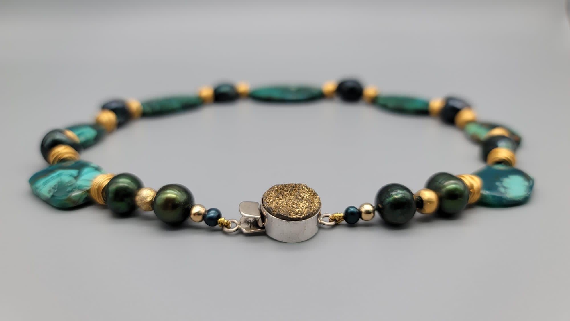 Collier Chrysocolla de A.Jeschel séparé par des perles baroques en forme de paon vert. en vente 4