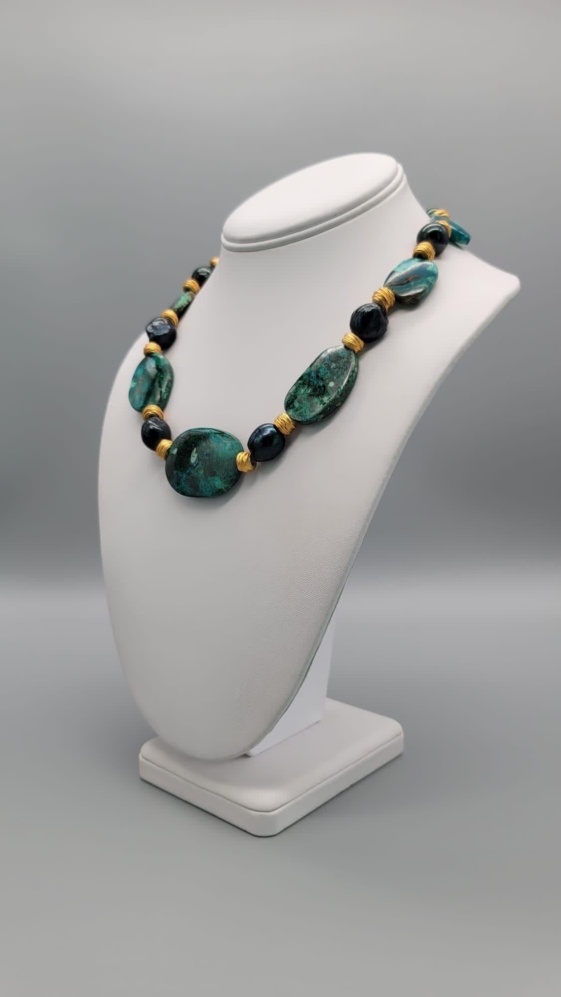 Contemporain Collier Chrysocolla de A.Jeschel séparé par des perles baroques en forme de paon vert. en vente
