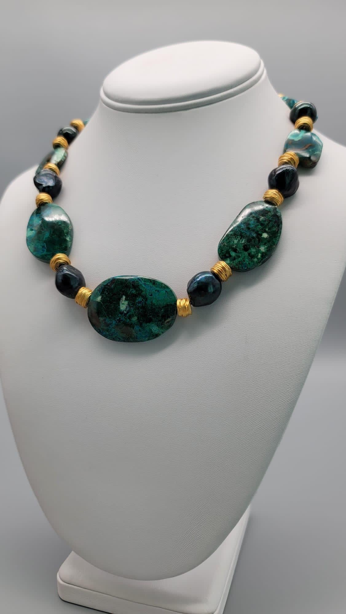 Taille mixte Collier Chrysocolla de A.Jeschel séparé par des perles baroques en forme de paon vert. en vente