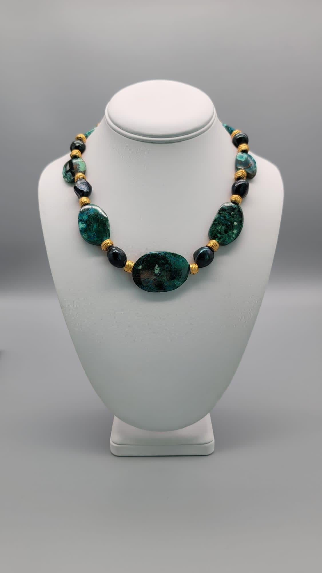 Collier Chrysocolla de A.Jeschel séparé par des perles baroques en forme de paon vert. Neuf - En vente à Miami, FL