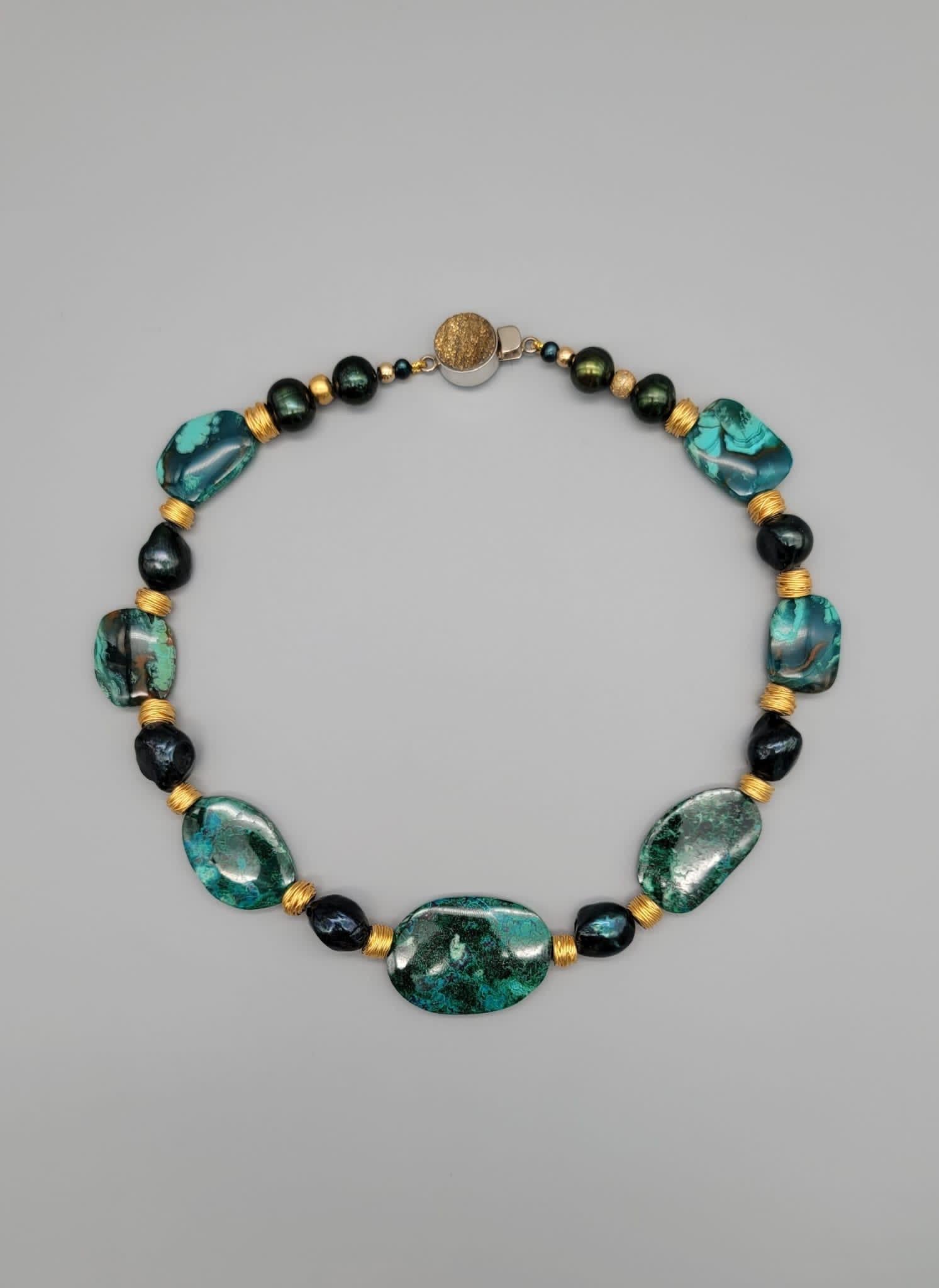 Collier Chrysocolla de A.Jeschel séparé par des perles baroques en forme de paon vert. en vente 1