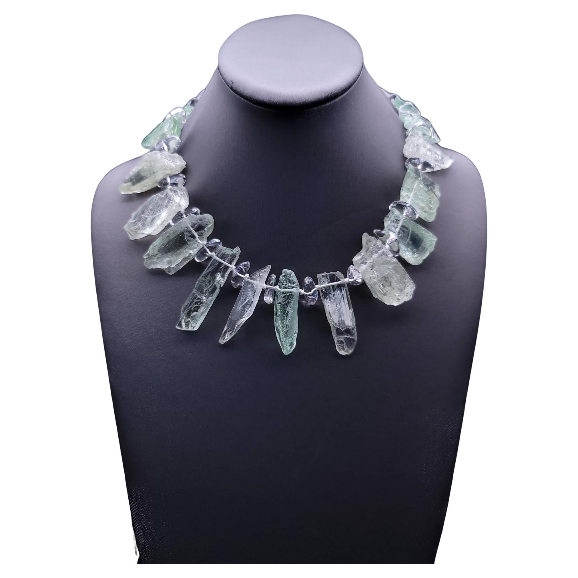 Einzigartig

Grüner Amethyst, jeder Stein ist raffiniert geschliffen. Flach geschliffene Seiten mit rauen Schnittkanten - wie beim Tragen.
Ein Strang von Eiszapfen, nur kühler. Der Verschluss ist ein Vintage-Manschettenknopf aus Gold und Perlmutt,