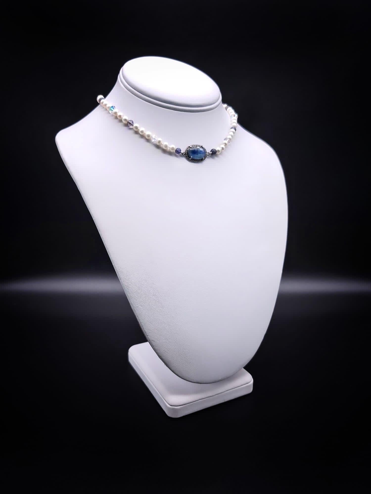 Einzigartig

Das zarte 14-Zoll-Kropfband mit Saphiren und Perlen ist so gestaltet, dass das Herzstück aus Diamanten und facettierten Saphiren in der Kurve am unteren Ende des Halses sitzt. Die Schließe aus Sterlingsilber ist mit einer passenden