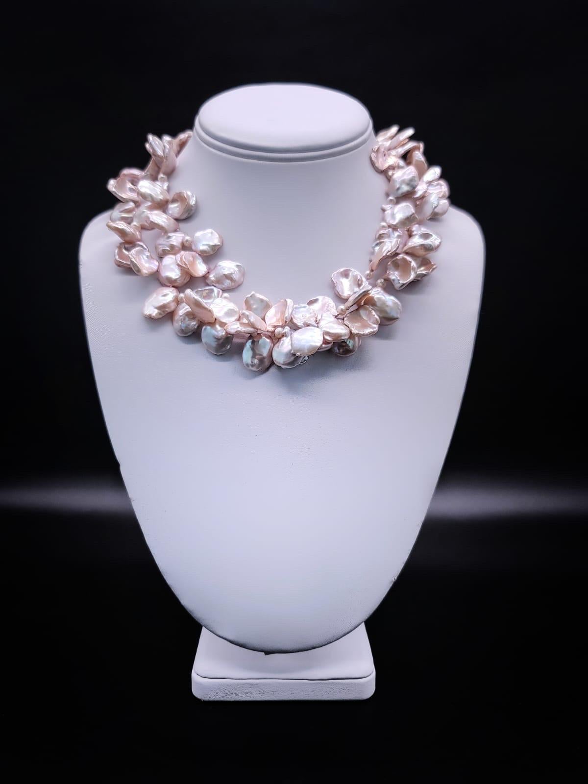 Einzigartig

Diese 2-reihige Süßwasser-Keshi-Perlenkette mit einer geschnitzten italienischen Kamee im Vintage-Stil mit Blumenmotiven ist ein wunderschönes und einzigartiges Schmuckstück, das zeitlose Eleganz ausstrahlt. Die Halskette besteht aus