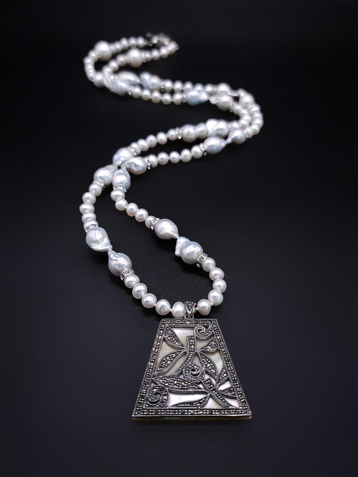 A.Jeschel Elegante lange Barock-Halskette mit Anhänger. (Perle) im Angebot