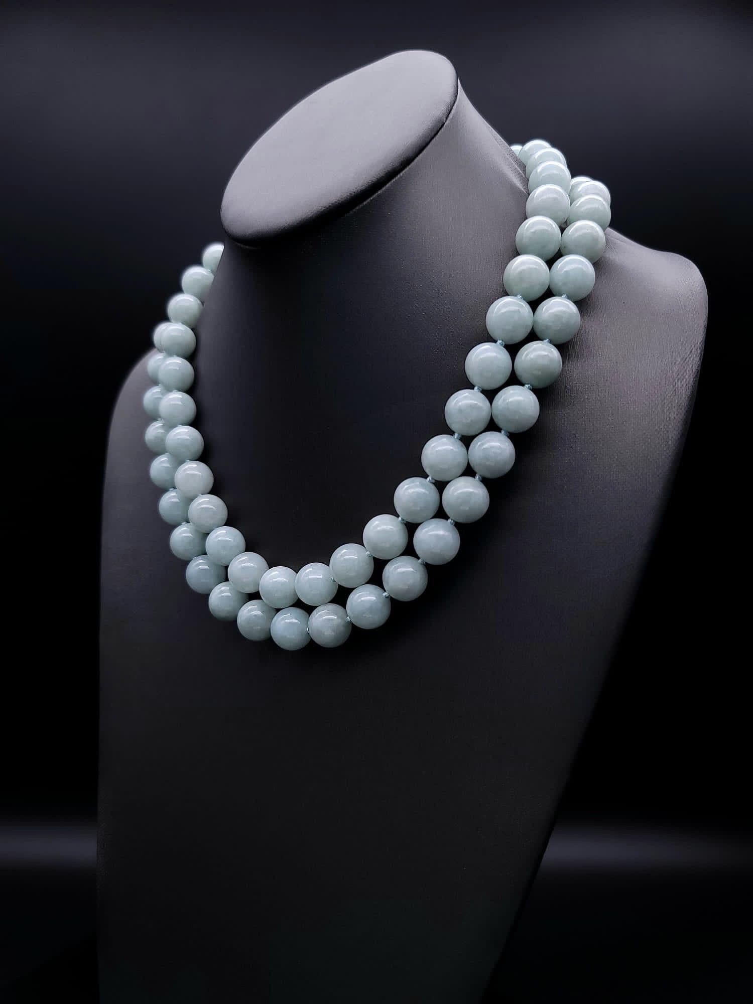 A.Jeschel Elegante, aufeinander abgestimmte Halskette aus Burma-Jade mit charakteristischer Schließe. (Perle) im Angebot