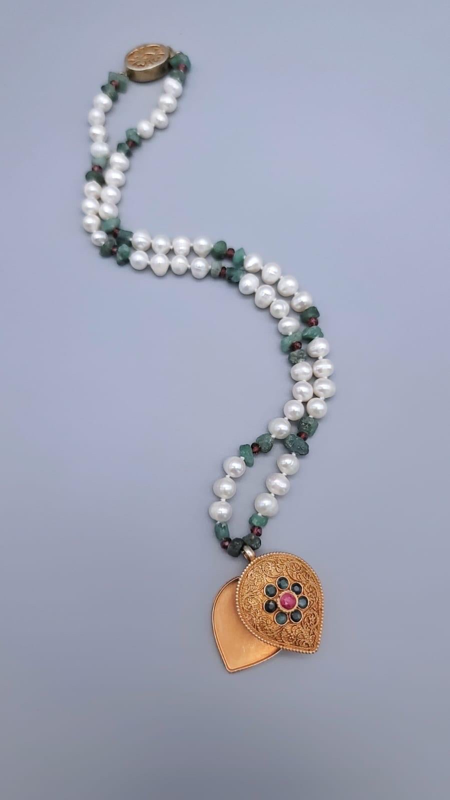 Boîte Ghau en forme de cœur incrustée d'émeraudes et de rubis de A.Jeschel, fabriquée à la main  en vente 3