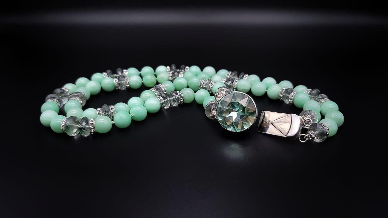 Perle A.Jeschel Enchanted Green Moonstone avec un collier à fermoir signature. en vente