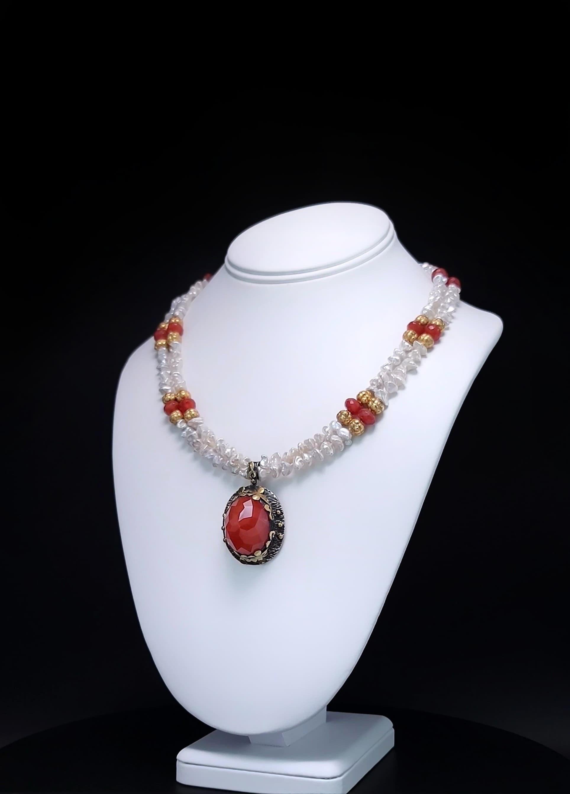 Collier unique en cornaline et perles de Keshi

Ce collier exquis présente un pendentif en cornaline brillante facettée, serti dans de l'argent sterling oxydé, mettant en valeur une œuvre d'art complexe. Les teintes vibrantes du pendentif sont un