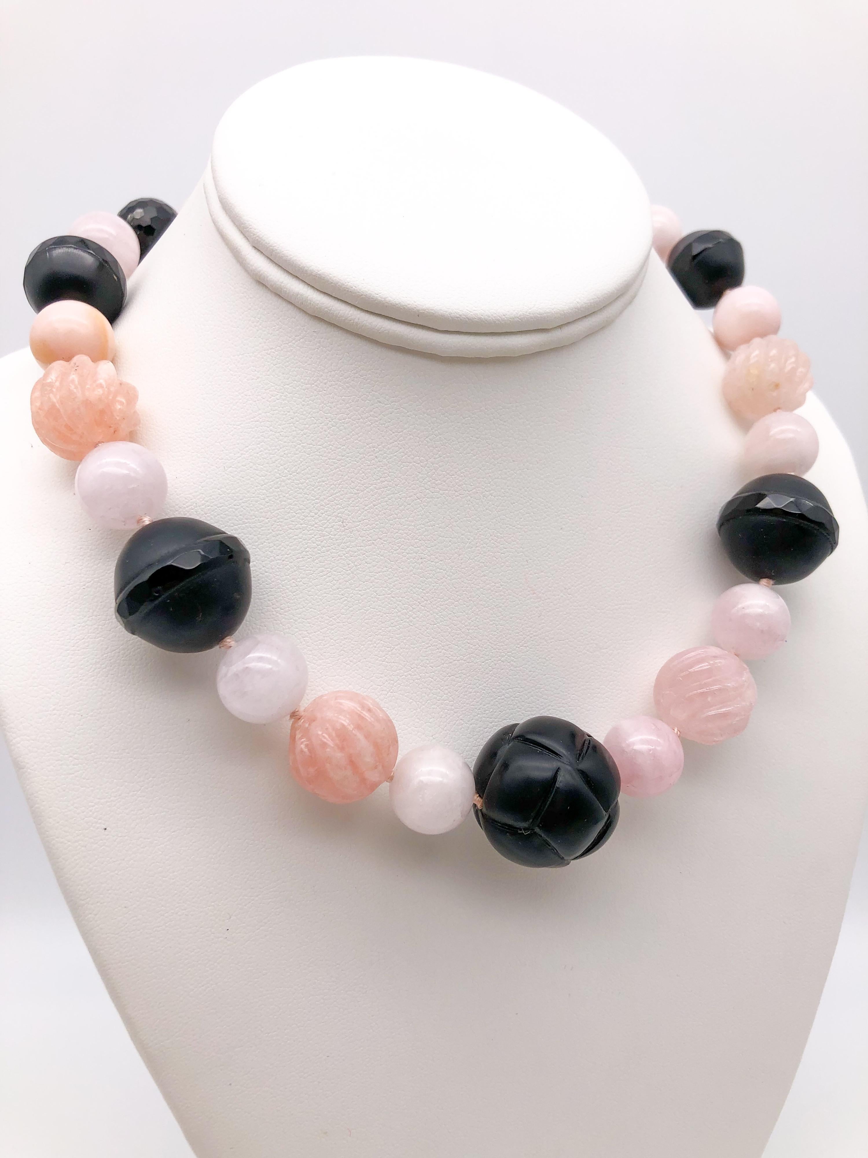 Préparez-vous à être captivé par l'élégance discrète de ce collier unique en son genre. À première vue, vous pouvez confondre les délicates perles roses avec le familier quartz rose, mais il s'agit en fait de l'exquise Morganite et de l'Opale Rose.