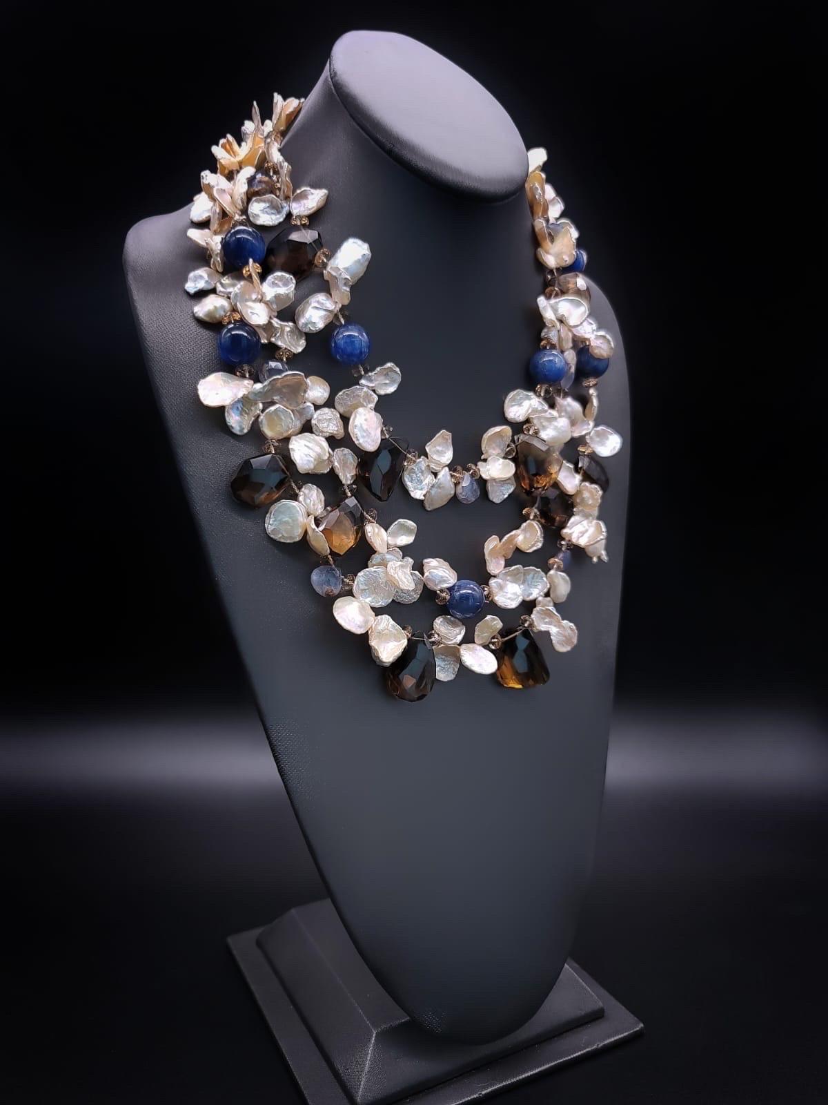 A.Jeschel Collier de perles Keshi à trois brins et de pierres précieuses assorties. en vente 5