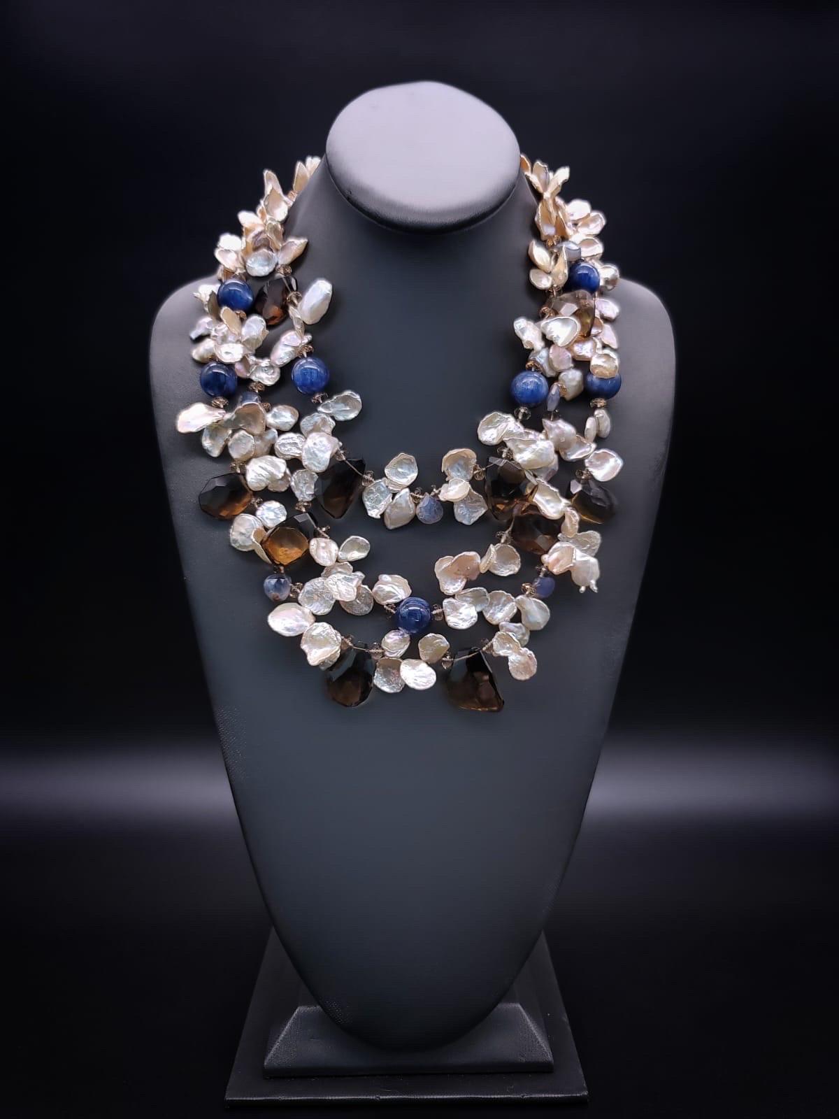 Contemporain A.Jeschel Collier de perles Keshi à trois brins et de pierres précieuses assorties. en vente