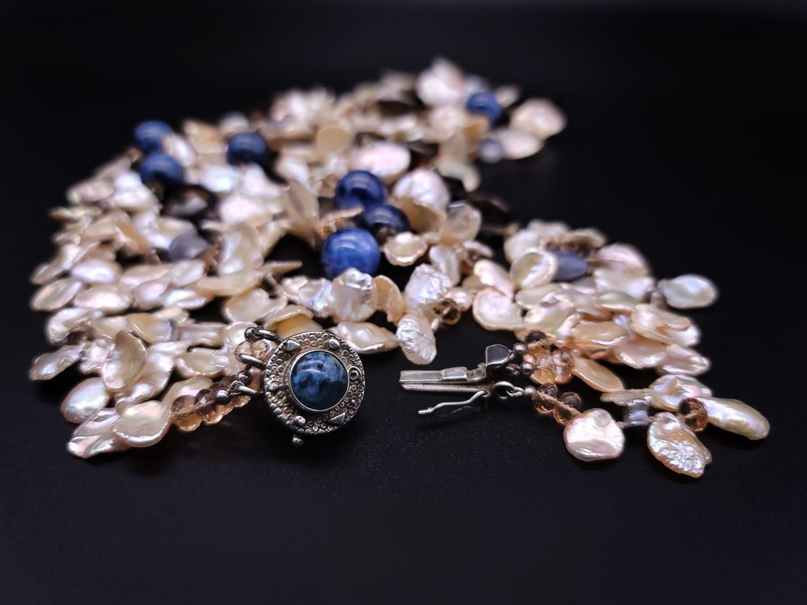 Taille mixte A.Jeschel Collier de perles Keshi à trois brins et de pierres précieuses assorties. en vente