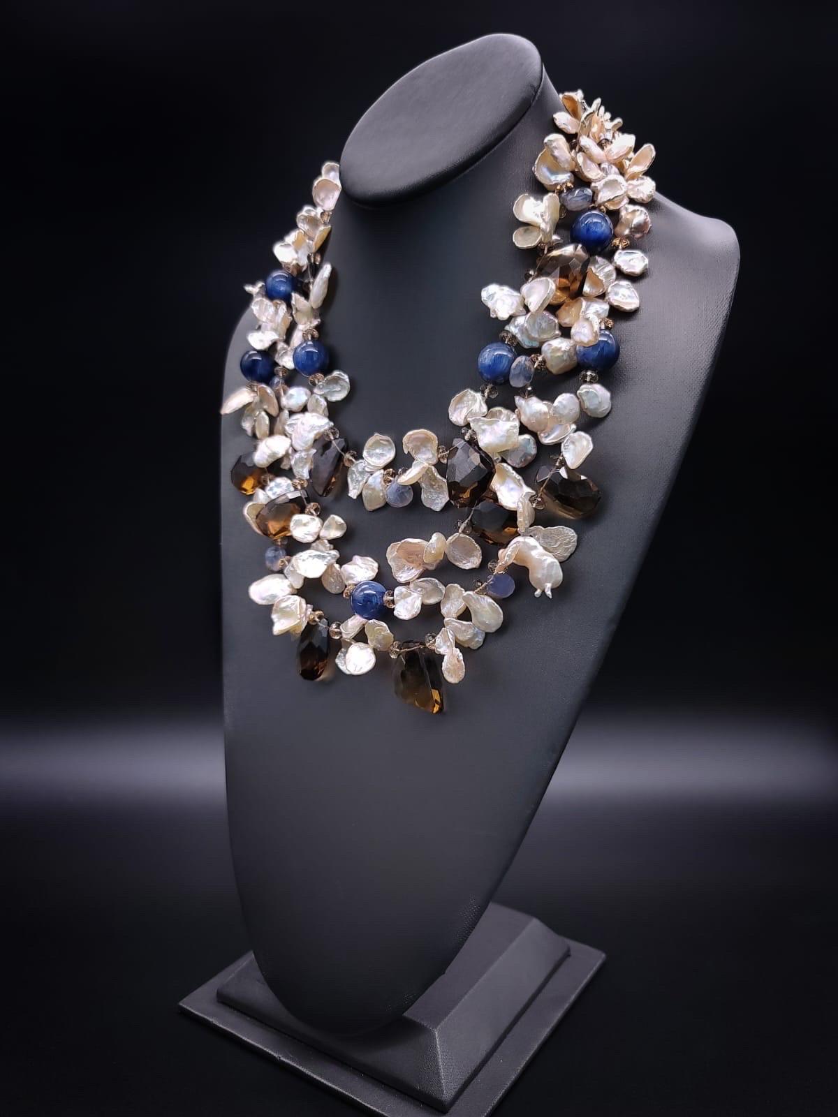 A.Jeschel Collier de perles Keshi à trois brins et de pierres précieuses assorties. Pour femmes en vente