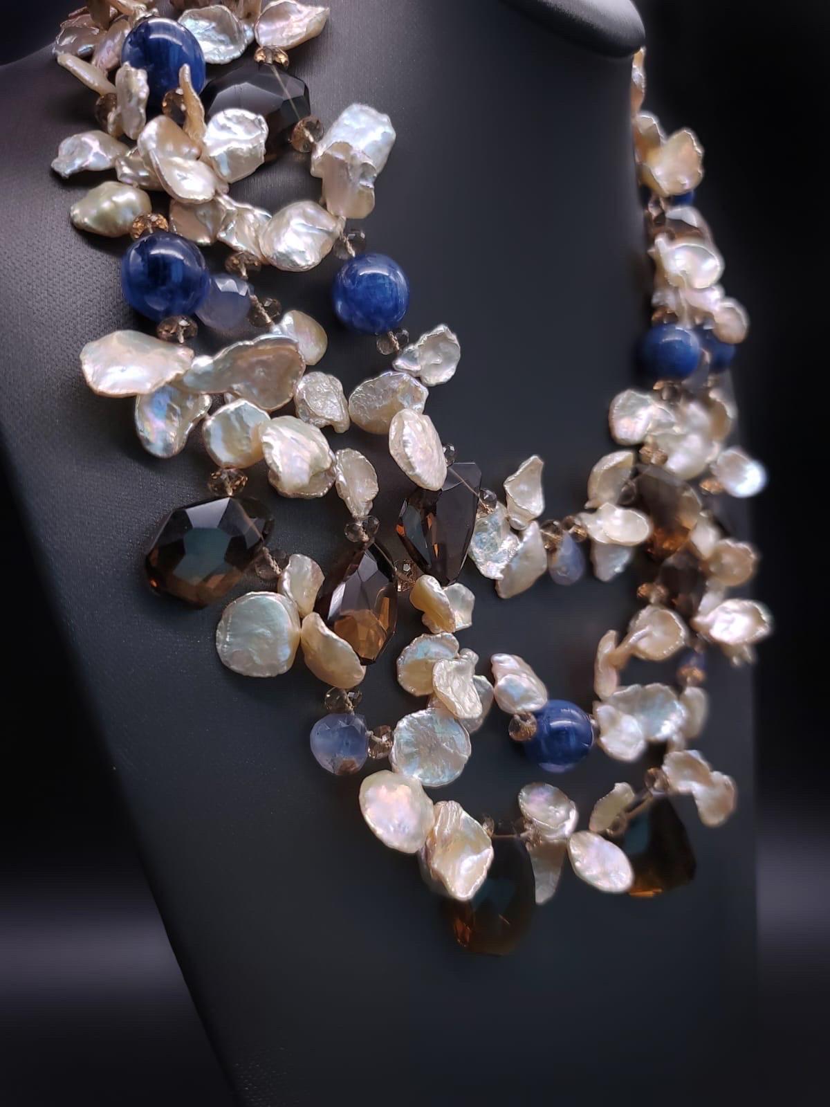 A.Jeschel Collier de perles Keshi à trois brins et de pierres précieuses assorties. en vente 1