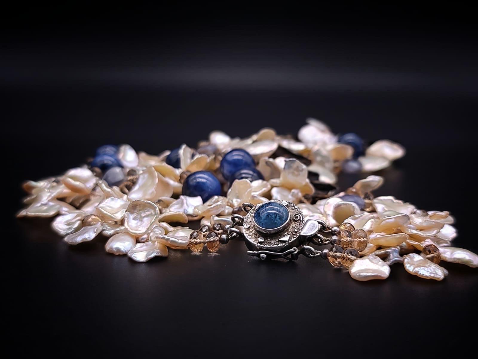 A.Jeschel Collier de perles Keshi à trois brins et de pierres précieuses assorties. en vente 2