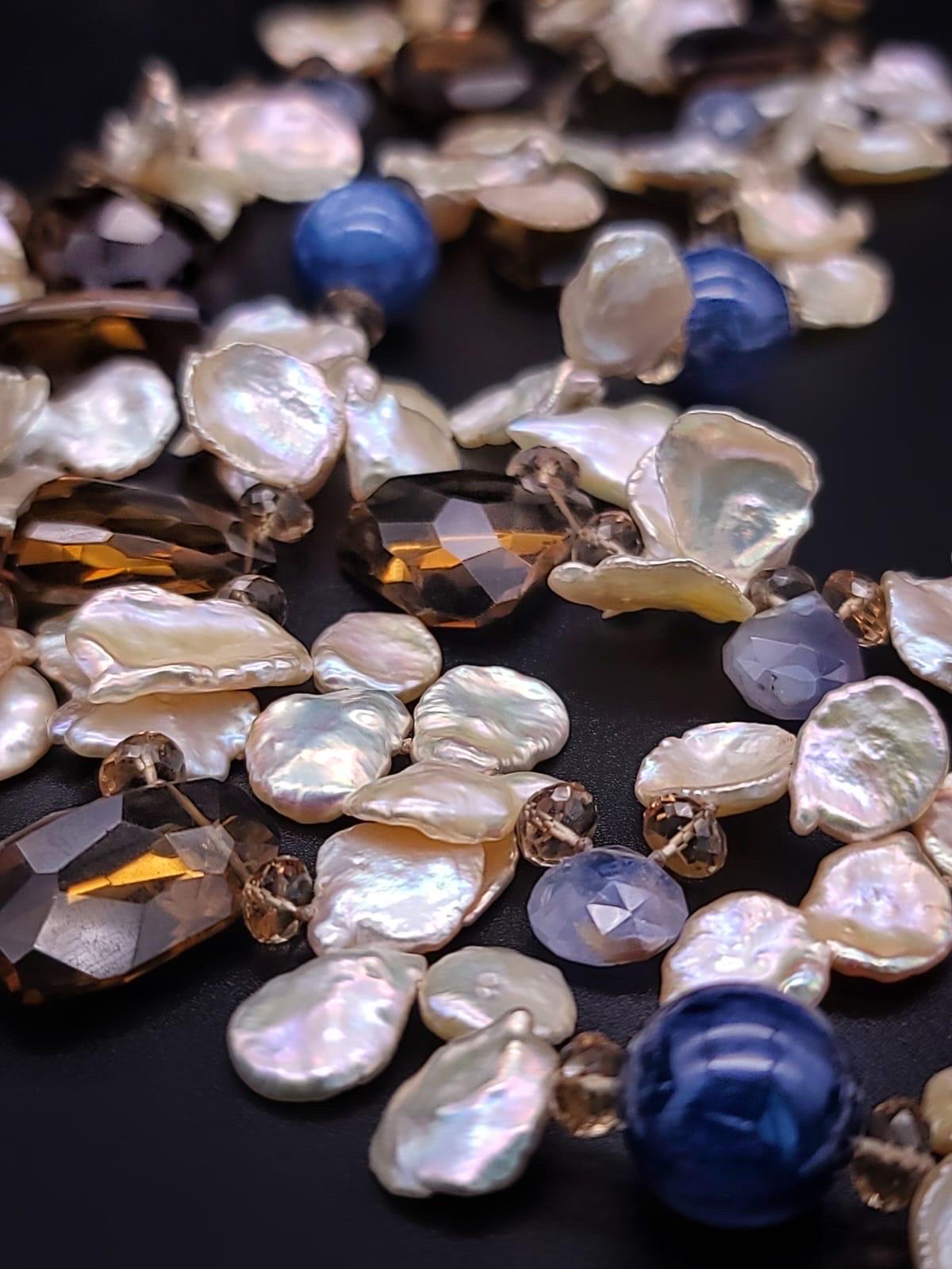 A.Jeschel Collier de perles Keshi à trois brins et de pierres précieuses assorties. en vente 3