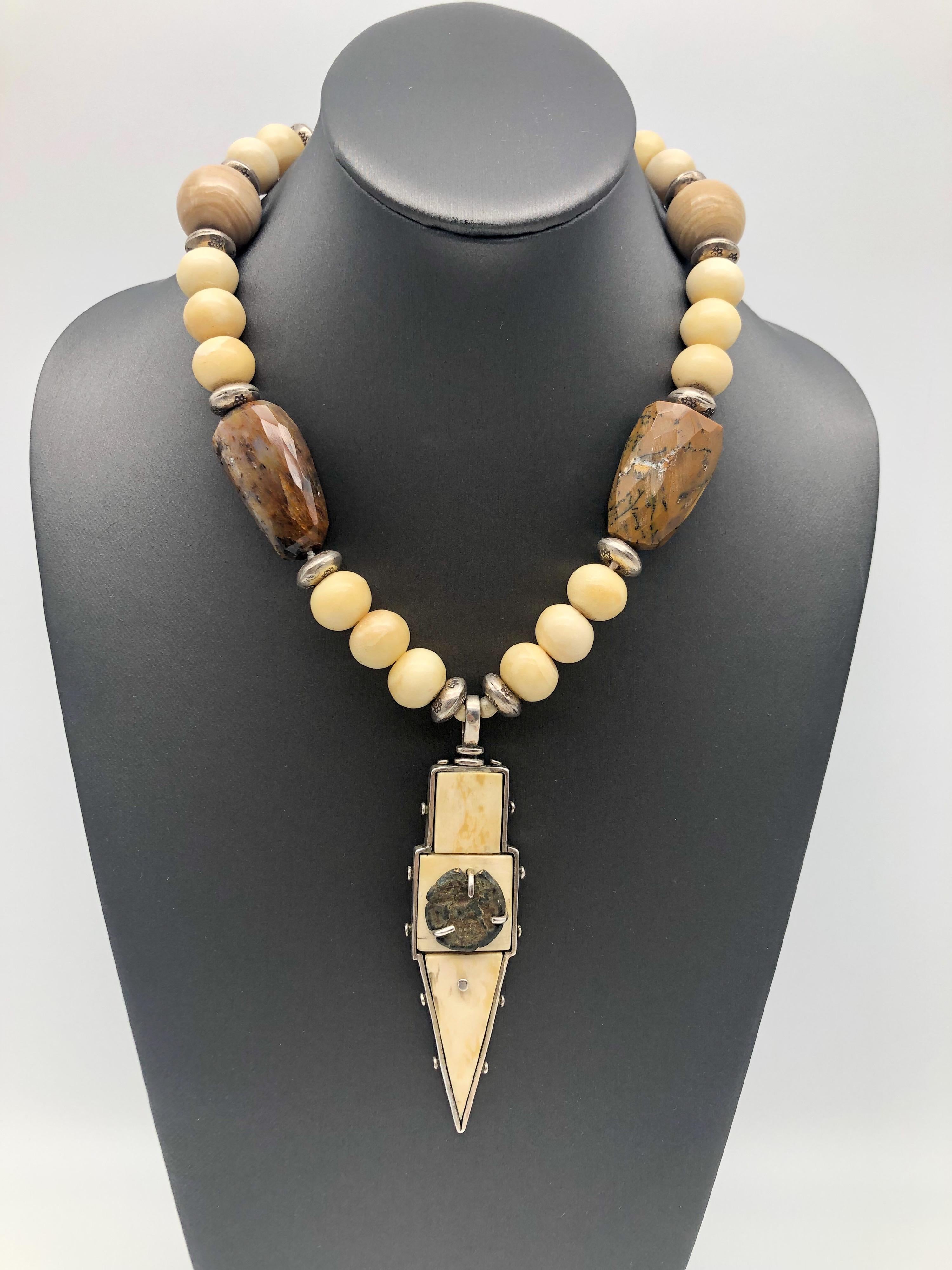 Contemporaneo Collana con ciondolo firmato A.Jeschel Fossile e moneta romana in vendita