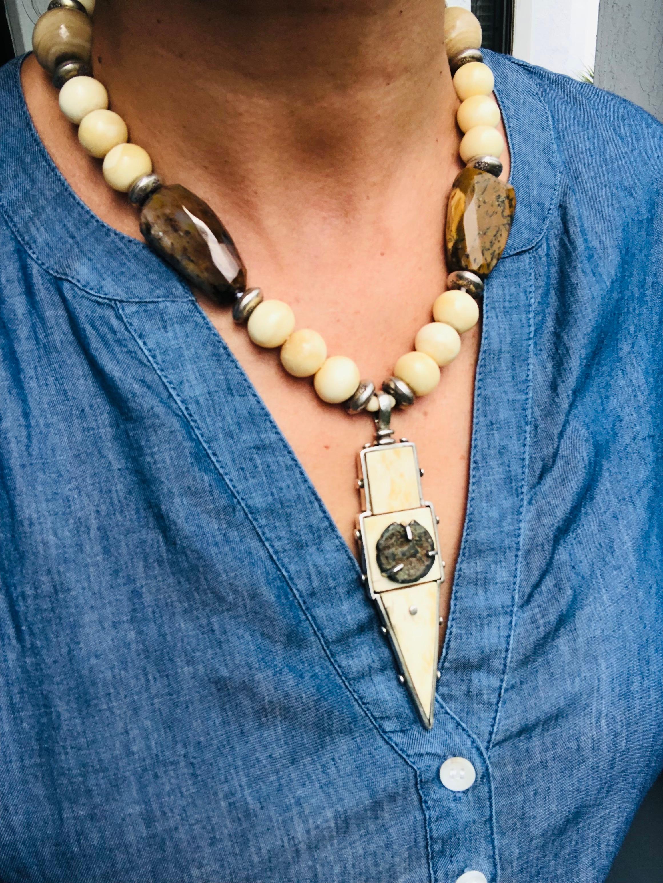 da uomo o donna Collana con ciondolo firmato A.Jeschel Fossile e moneta romana in vendita