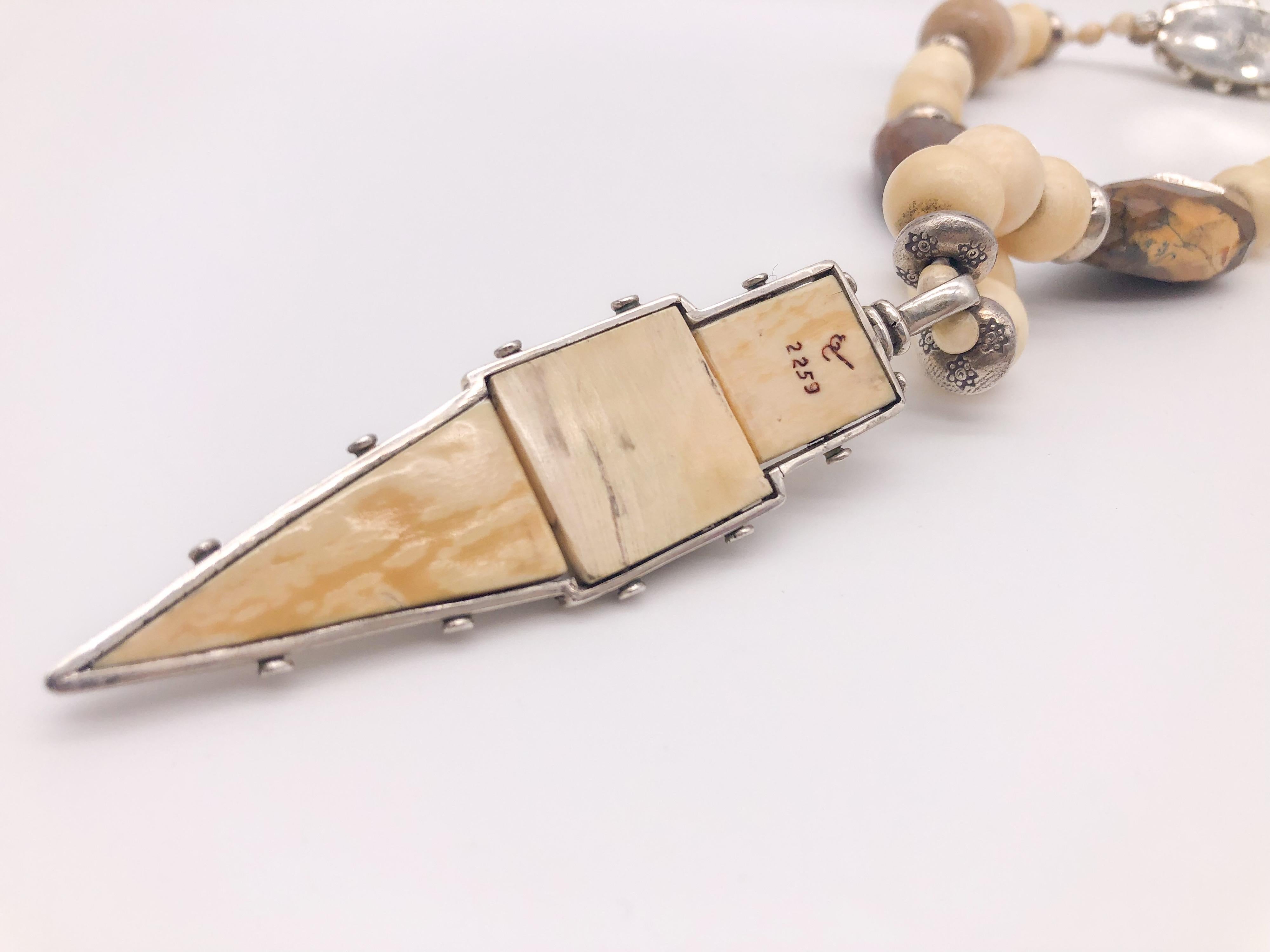 Collana con ciondolo firmato A.Jeschel Fossile e moneta romana in vendita 1