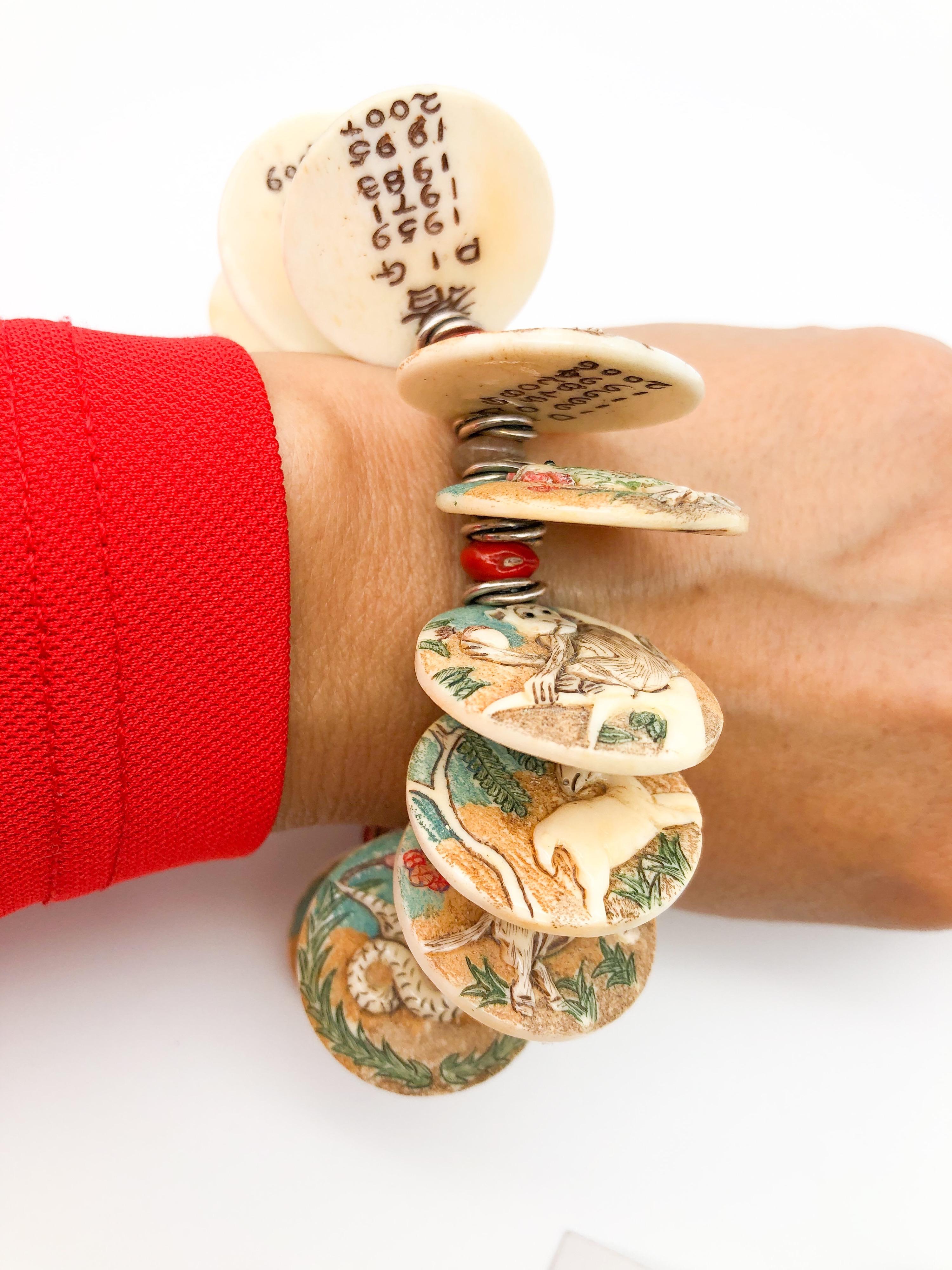 Unique en son genre
D'une beauté exquise. Bracelet à breloques chinoises décoré d'animaux colorés en os sculptés, peints à la main, représentant les 12 signes du zodiaque chinois. Les douze os gravés du zodiaque peints à la main sont séparés par de