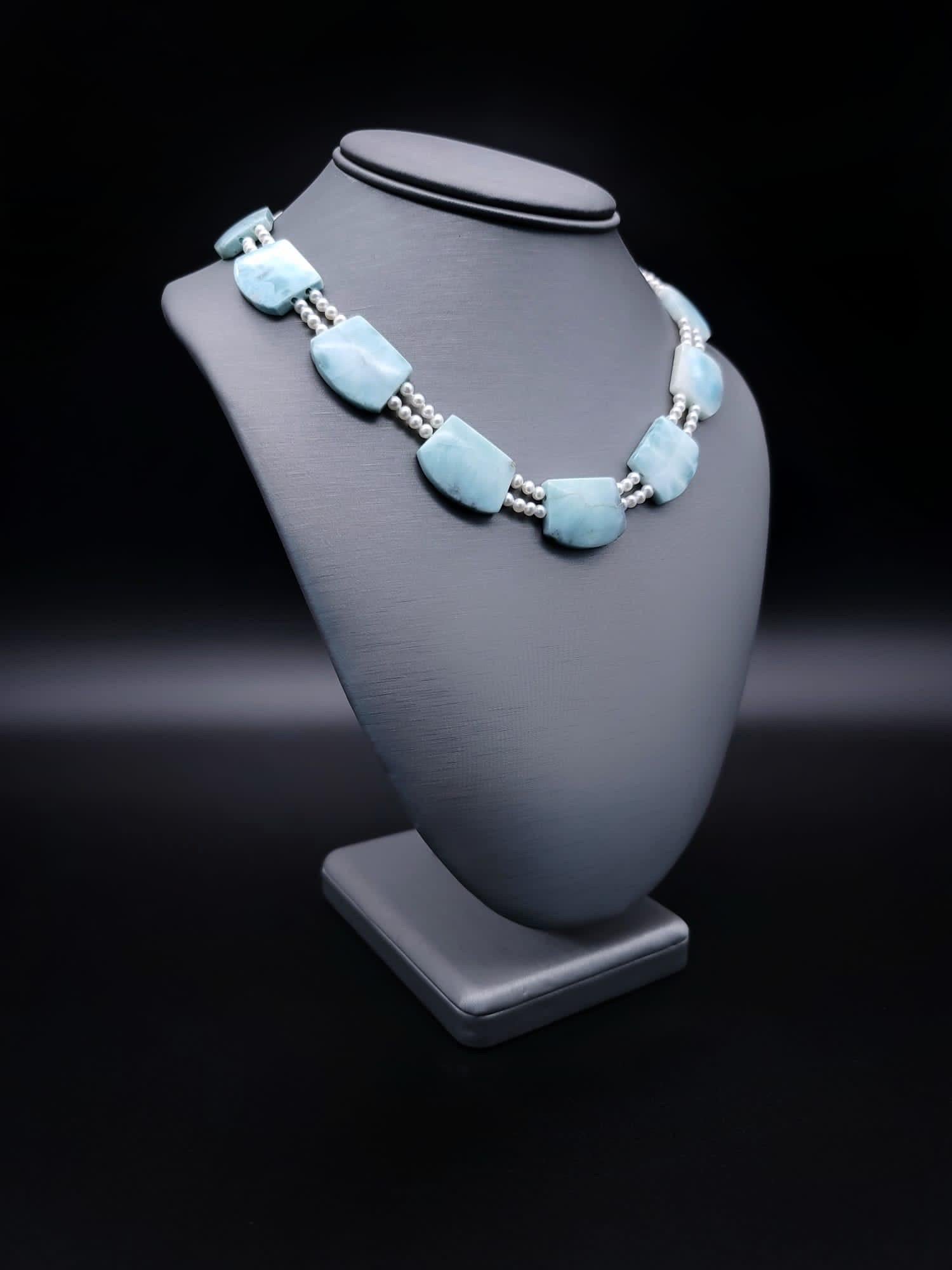 Unico nel suo genere

Delicata come una brezza caraibica, questa collana di Larimar e Perle dai colori tenui è quanto di più romantico possa esistere. Il Larimar, che si trova solo nella Repubblica Dominicana e che viene spesso definito 