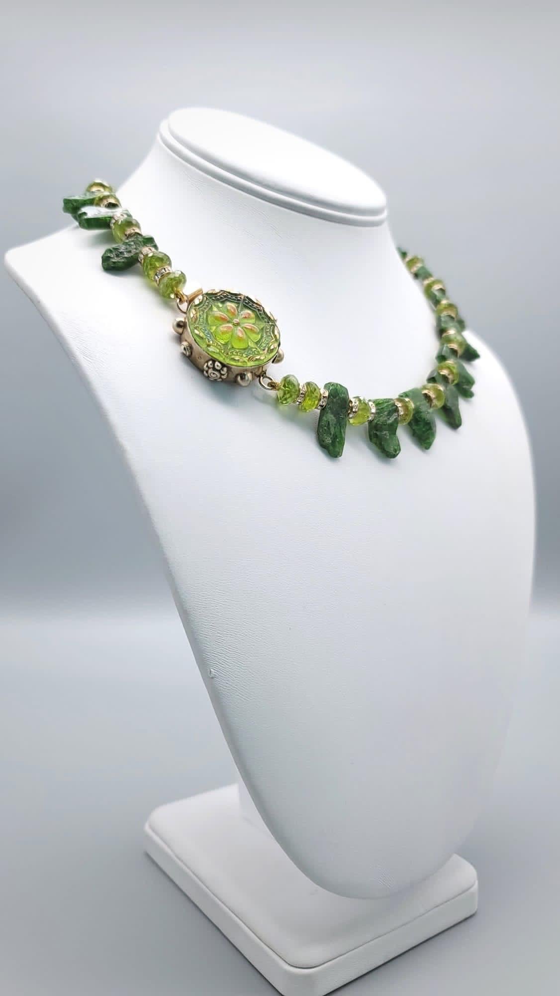 Contemporain A.Jeschel Superbe collier Diopside chromé vert associé à un péridot  en vente