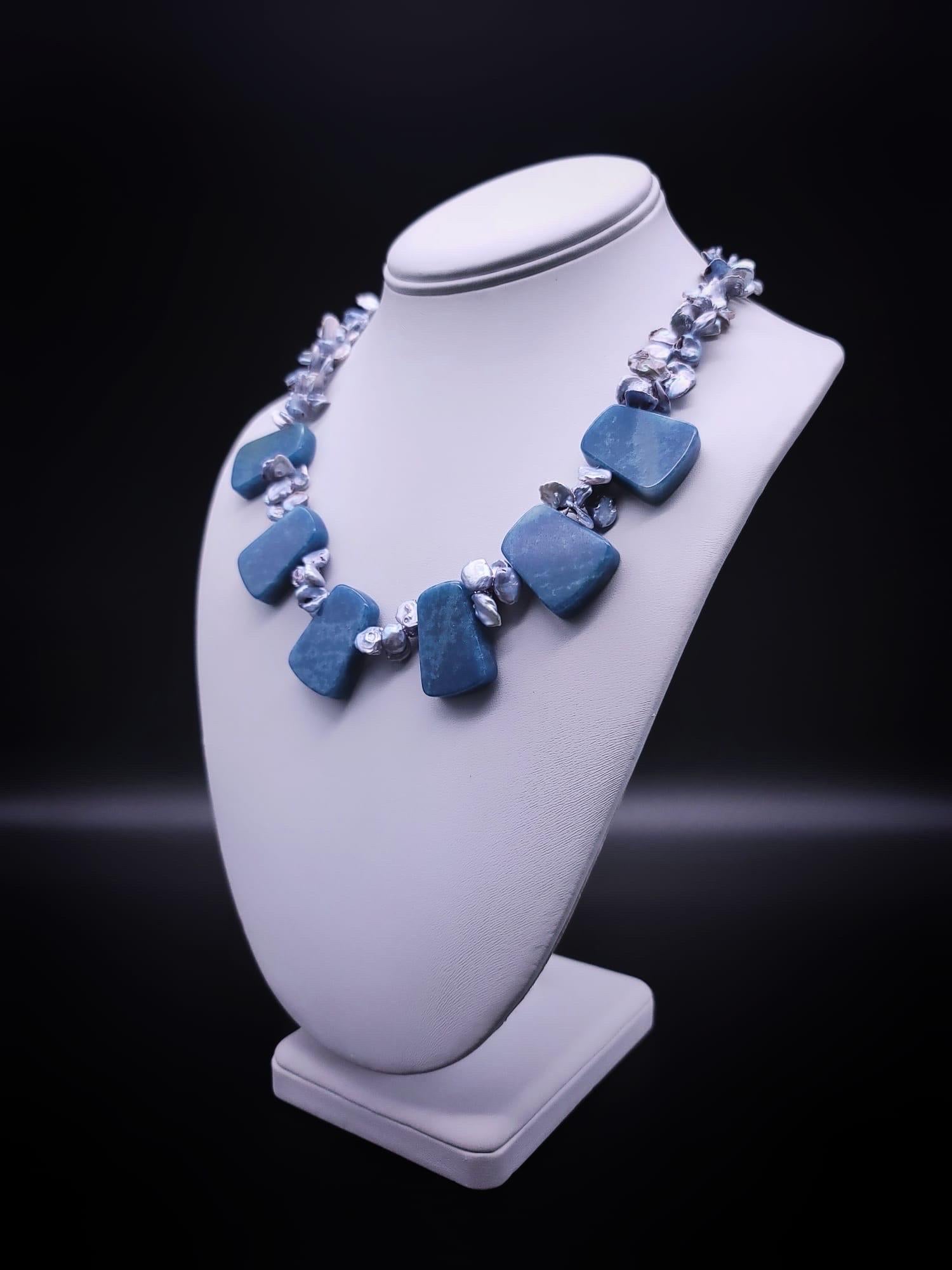 A.Jeschel Halskette aus blauem Quarz und Barockperlen. (Gemischter Schliff) im Angebot