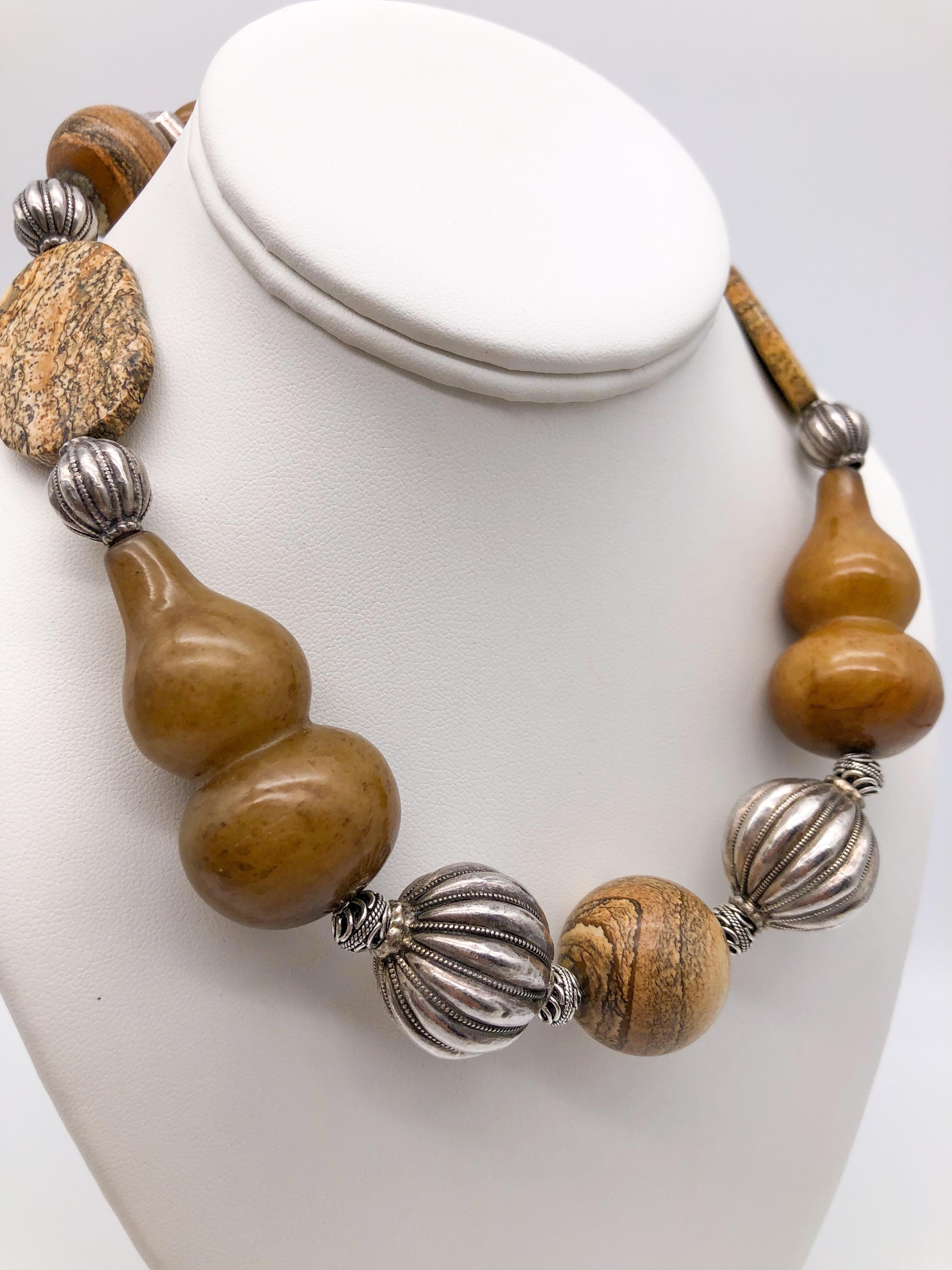 Unico nel suo genere

Giada Sou Chou in un familiare motivo a vaso, mescolata con perle e sfere piatte di Diaspro e con la bella sfera in argento sterling a forma di melone.
Una collana in tonalità terra per i giorni di jeans o cachi. 
Questa