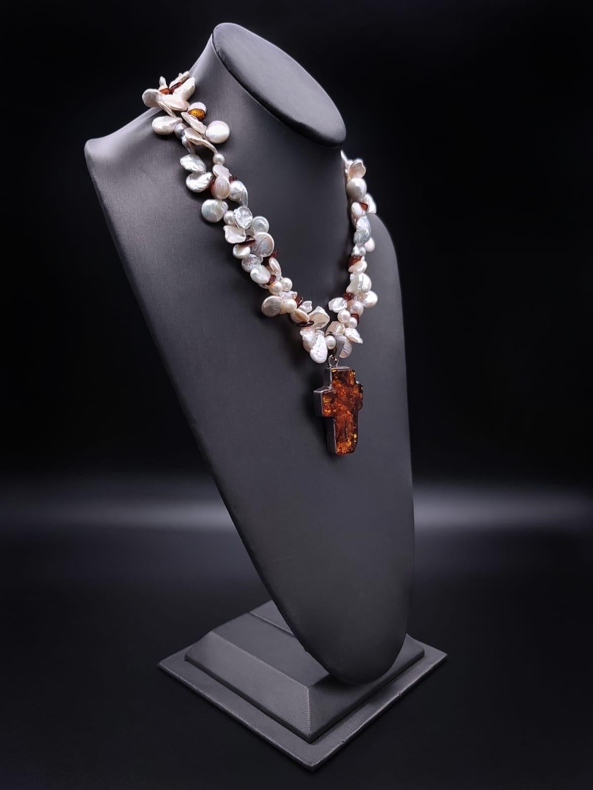 Contemporain A.Jeschel Collier de perles Keshi avec une croix en ambre. en vente