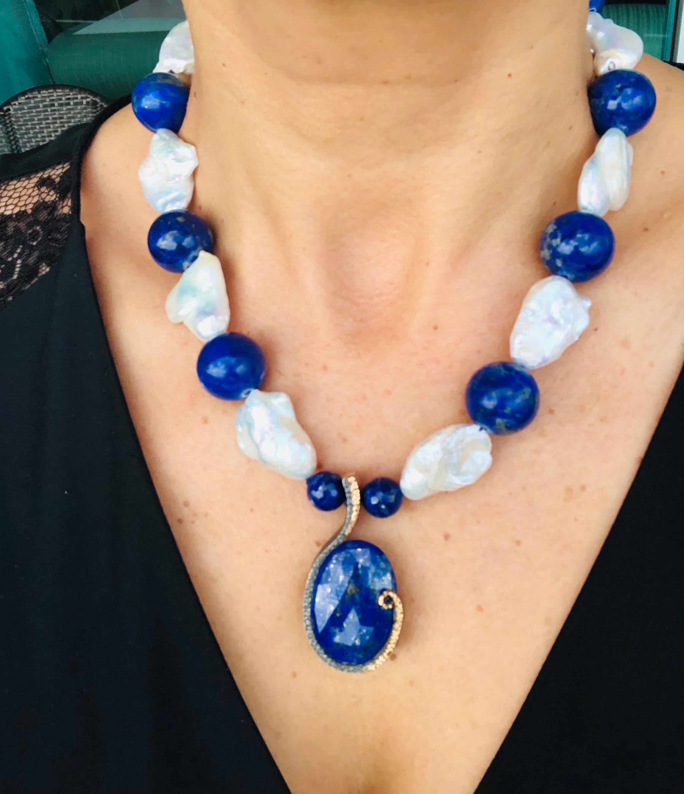 Contemporain A.Jeschel, superbe collier de perles baroques et de lapis. en vente