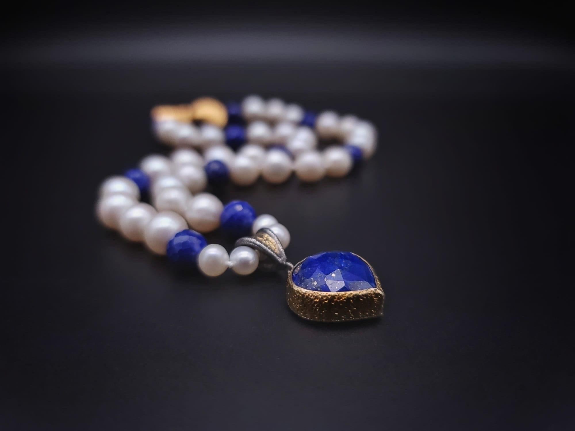 Halskette mit Lapislazuli und Perlen vonJeschel  (Gemischter Schliff) im Angebot