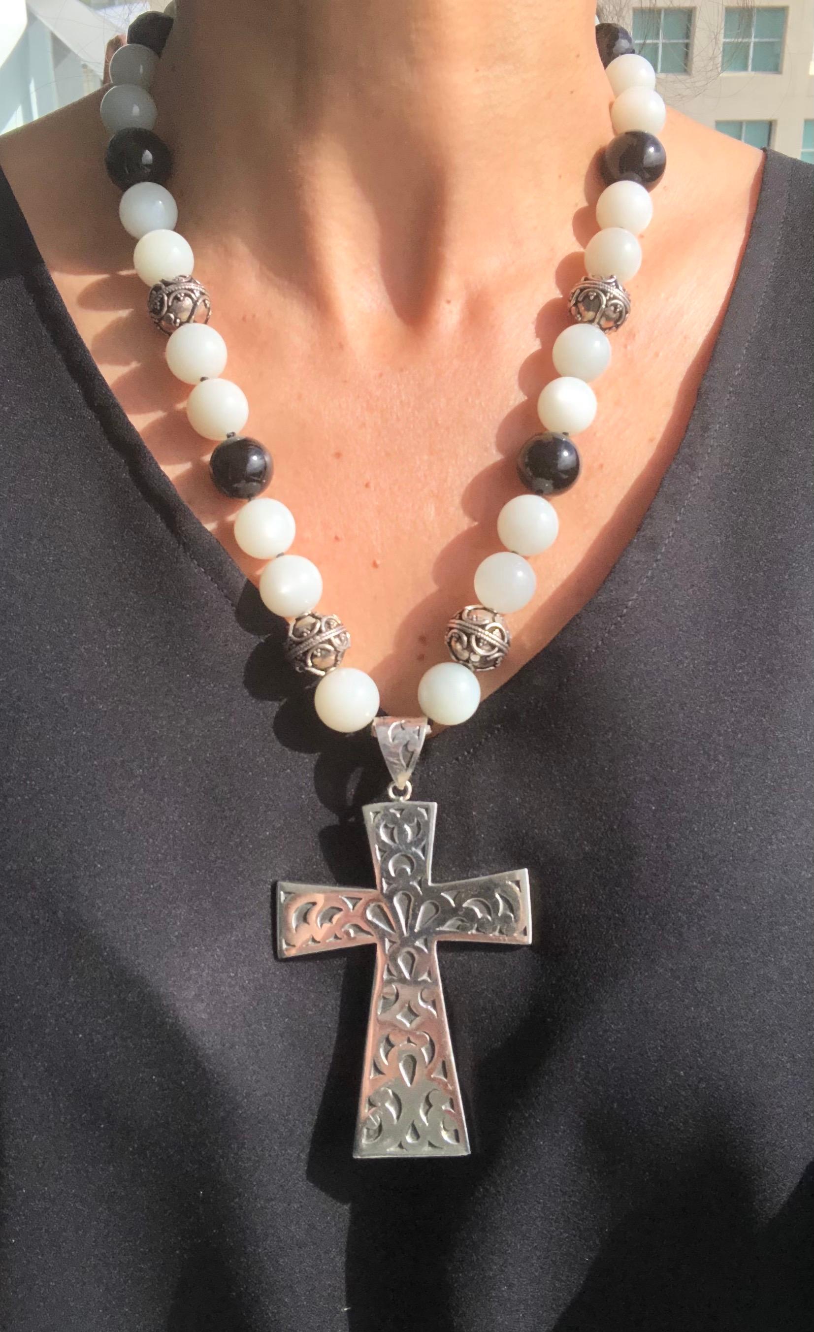 A.Jeschel: Halskette aus Mondstein und Onyx mit großem Kreuz aus Sterlingsilber (Zeitgenössisch) im Angebot