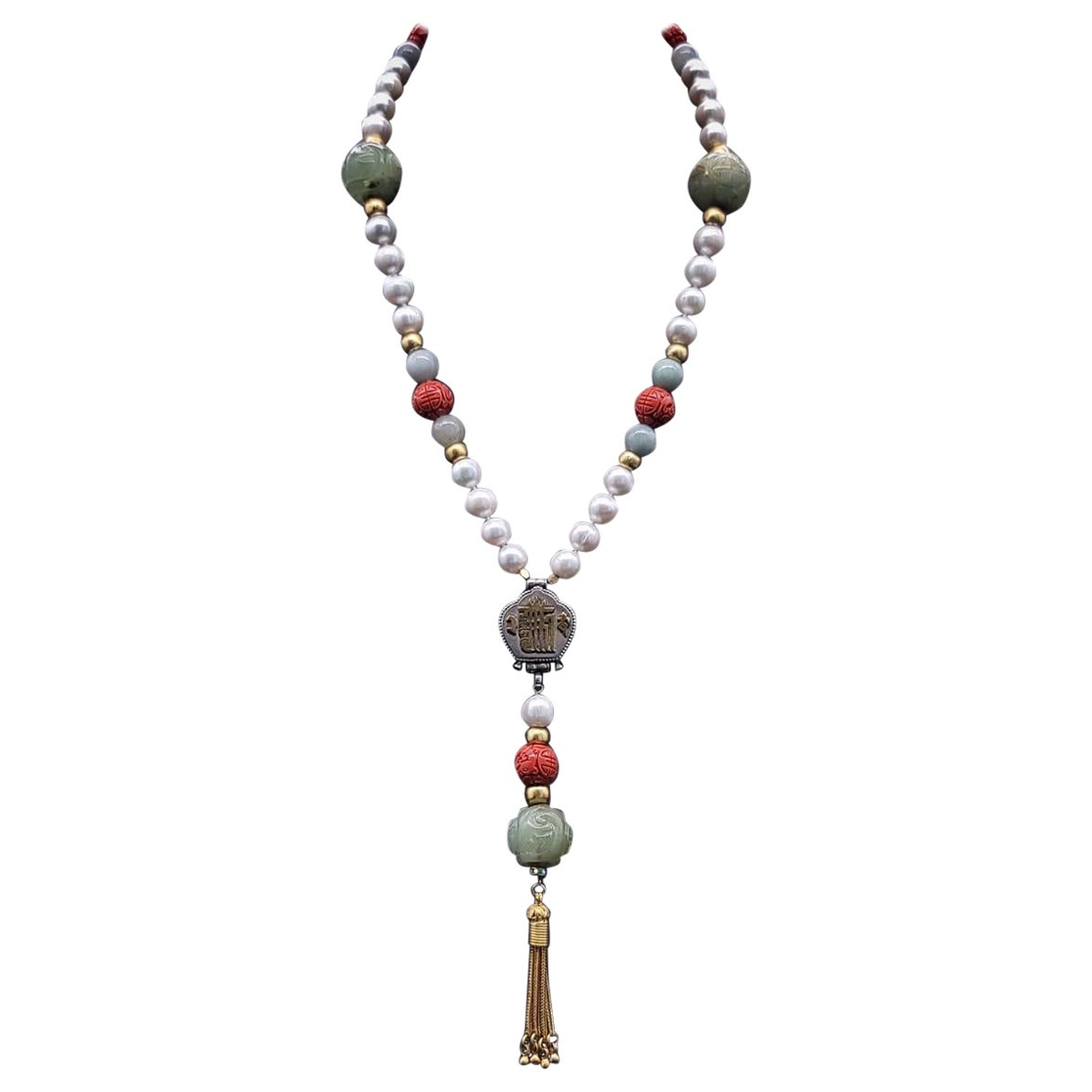 A.Jeschel Collar largo de perlas con cuentas talladas en jade.
