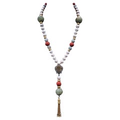 A.Jeschel Collar largo de perlas con cuentas talladas en jade.