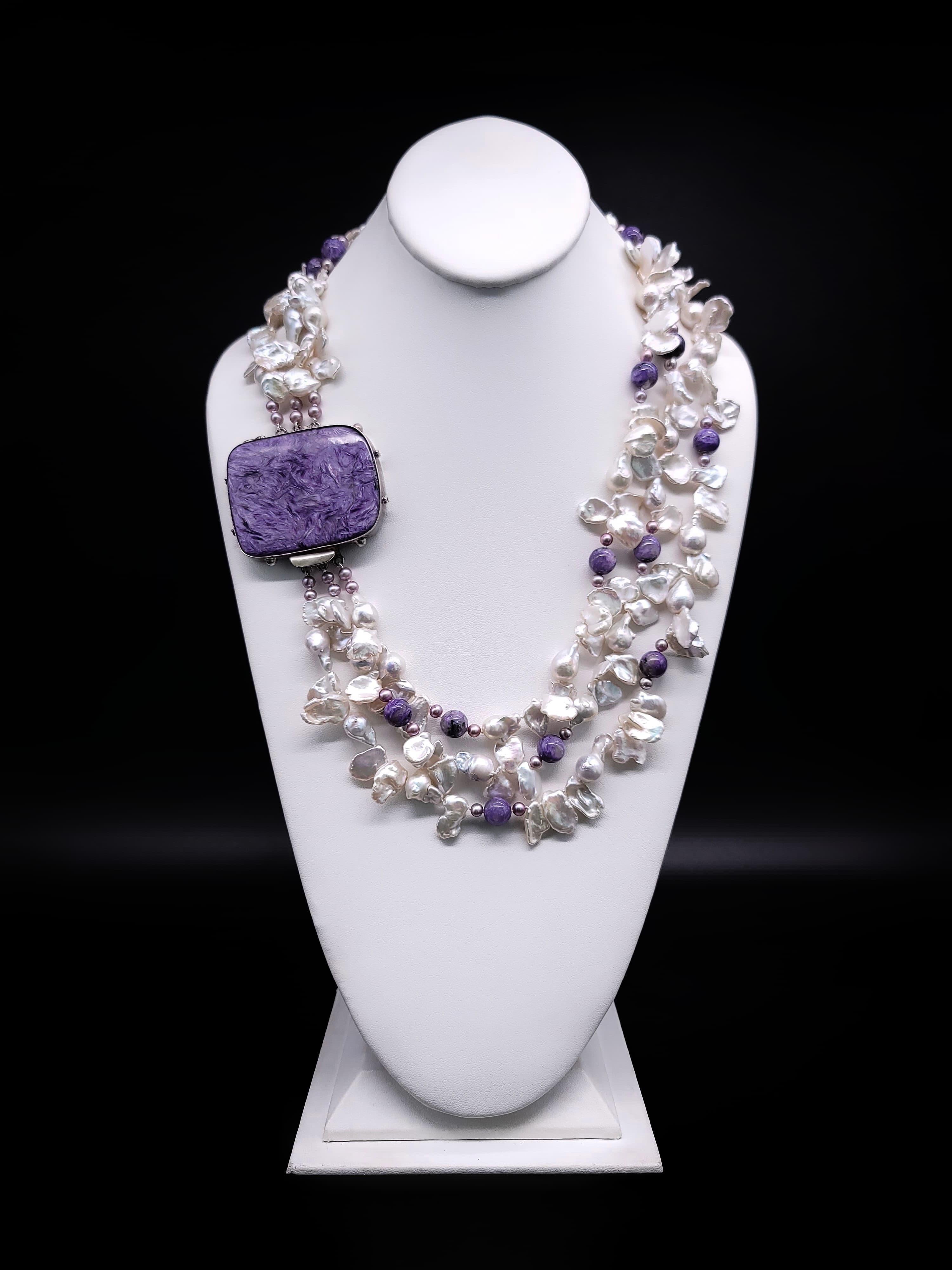Contemporain A.Jeschel Collier de perles Keshy de luxe avec fermoir caractéristique en charoite. en vente