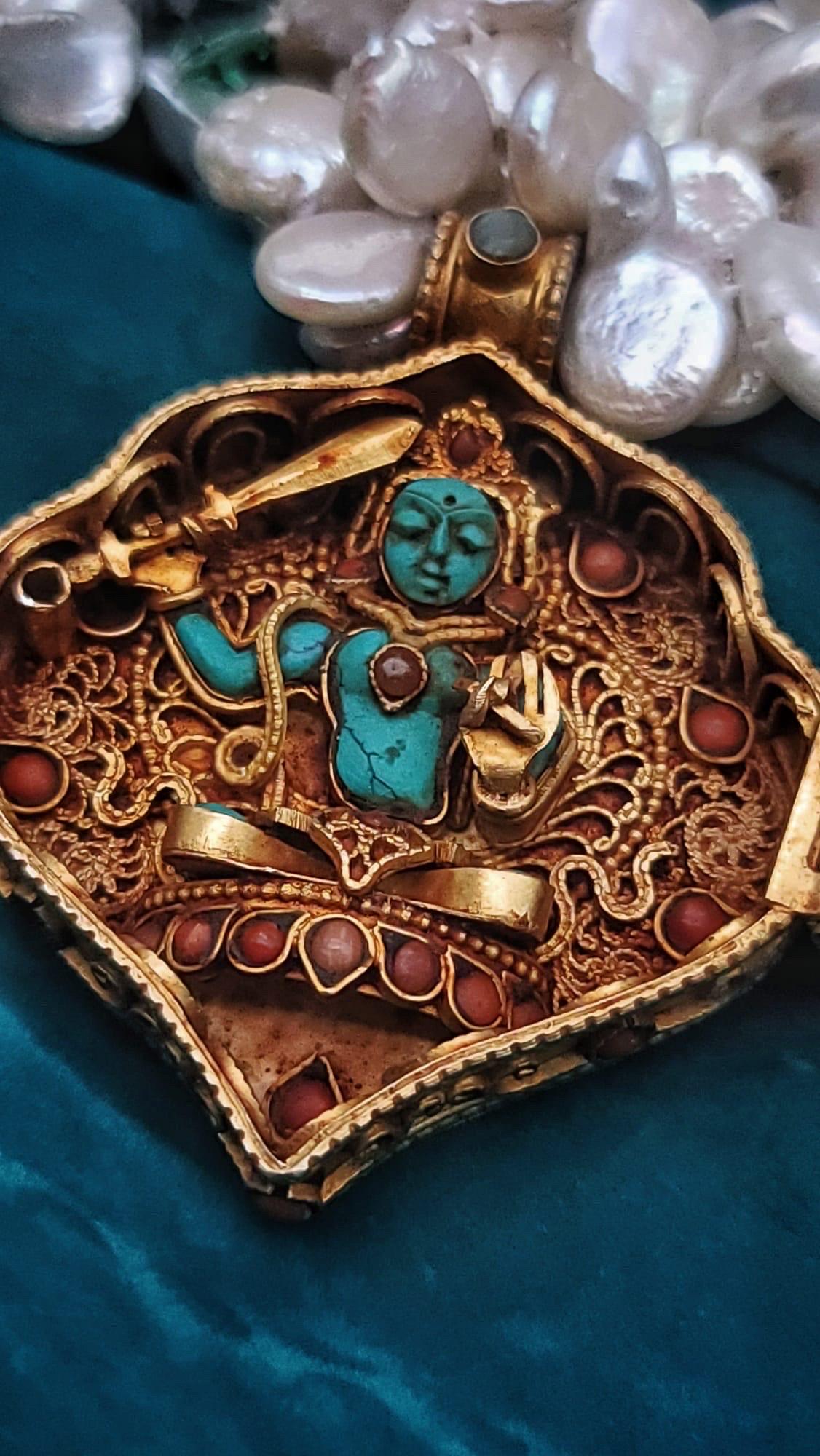 A.Jeschel  Prächtige tibetische Ghau-Gebetschatulle und Perlen-Halskette im Angebot 4