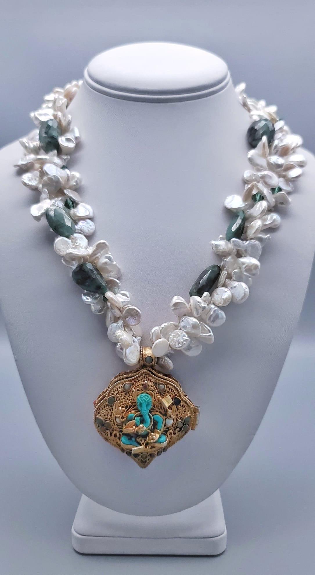 A.Jeschel  Prächtige tibetische Ghau-Gebetschatulle und Perlen-Halskette (Gemischter Schliff) im Angebot
