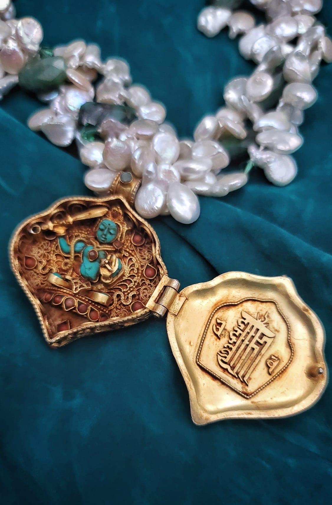A.Jeschel  Magnifique collier tibétaine Ghau tibétaine en forme de boîte à prières et perles en vente 2