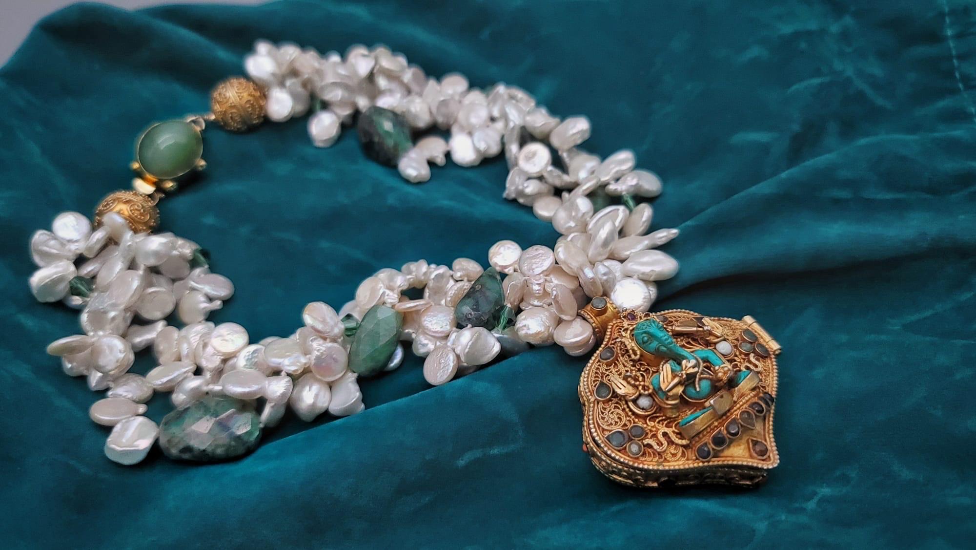 A.Jeschel  Prächtige tibetische Ghau-Gebetschatulle und Perlen-Halskette im Angebot 3