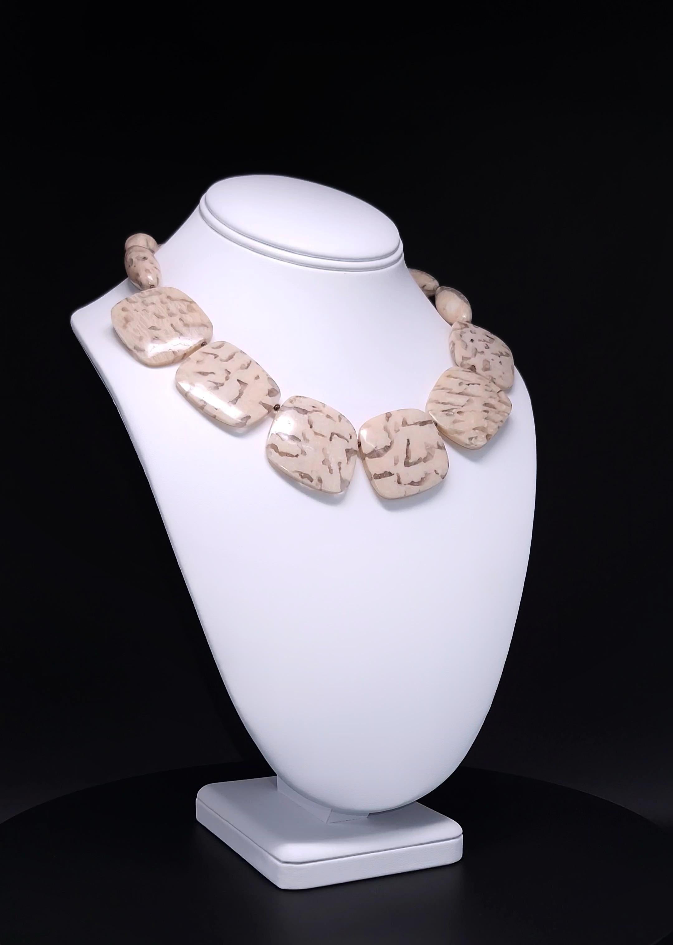 Único en su especie

¿Puedes sentir el poder en el collar de piedra de a.jeschel? Este inusual collar de placas y cuentas emparejadas es un enigma. Dos gemólogos, ambos sabuesos de rocas muy respetados, discutían sobre lo que eran estas piedras. Uno