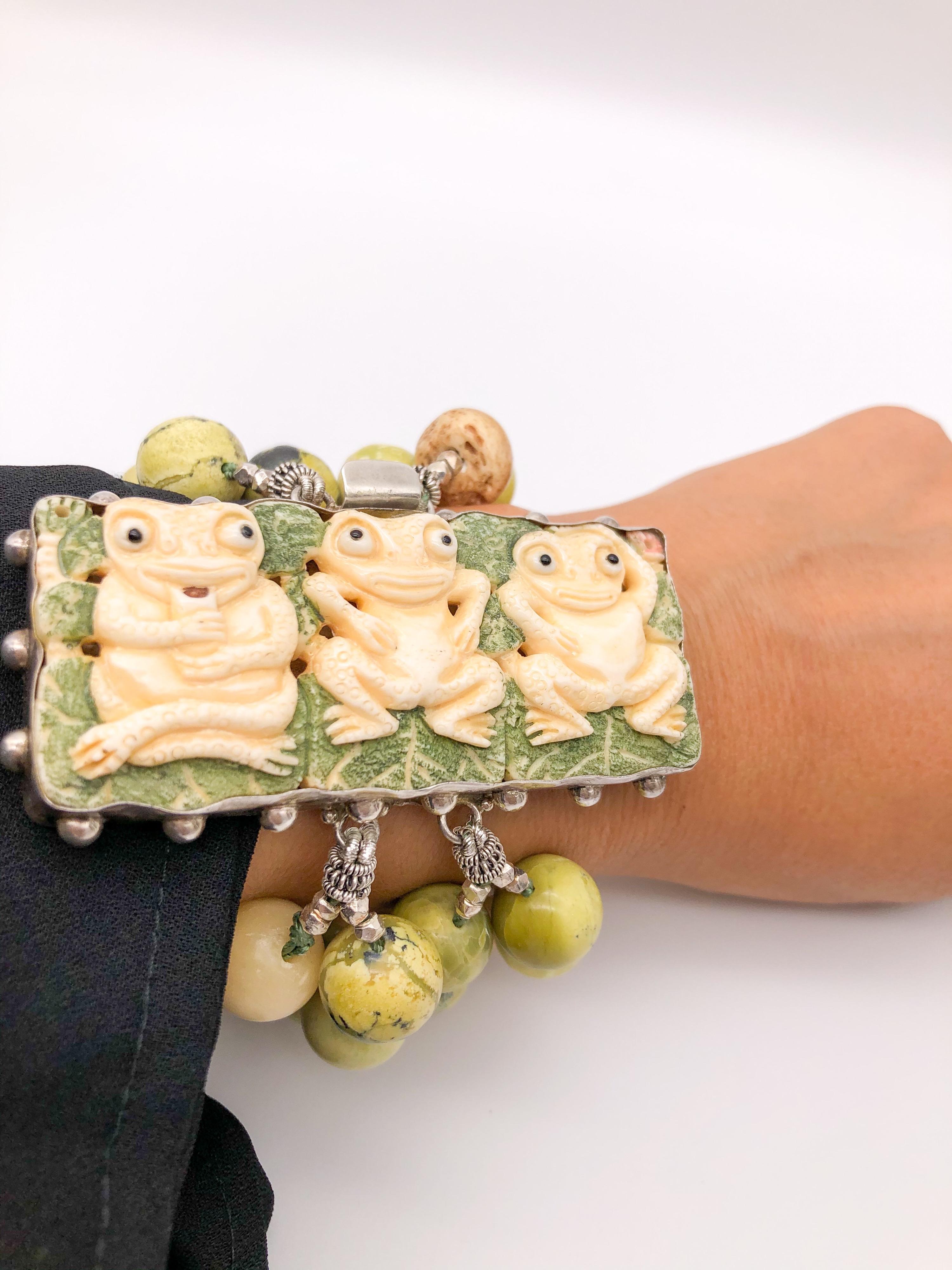 Contemporary A.Jeschel Olive Jade carved frog clasp bracelet . For Sale