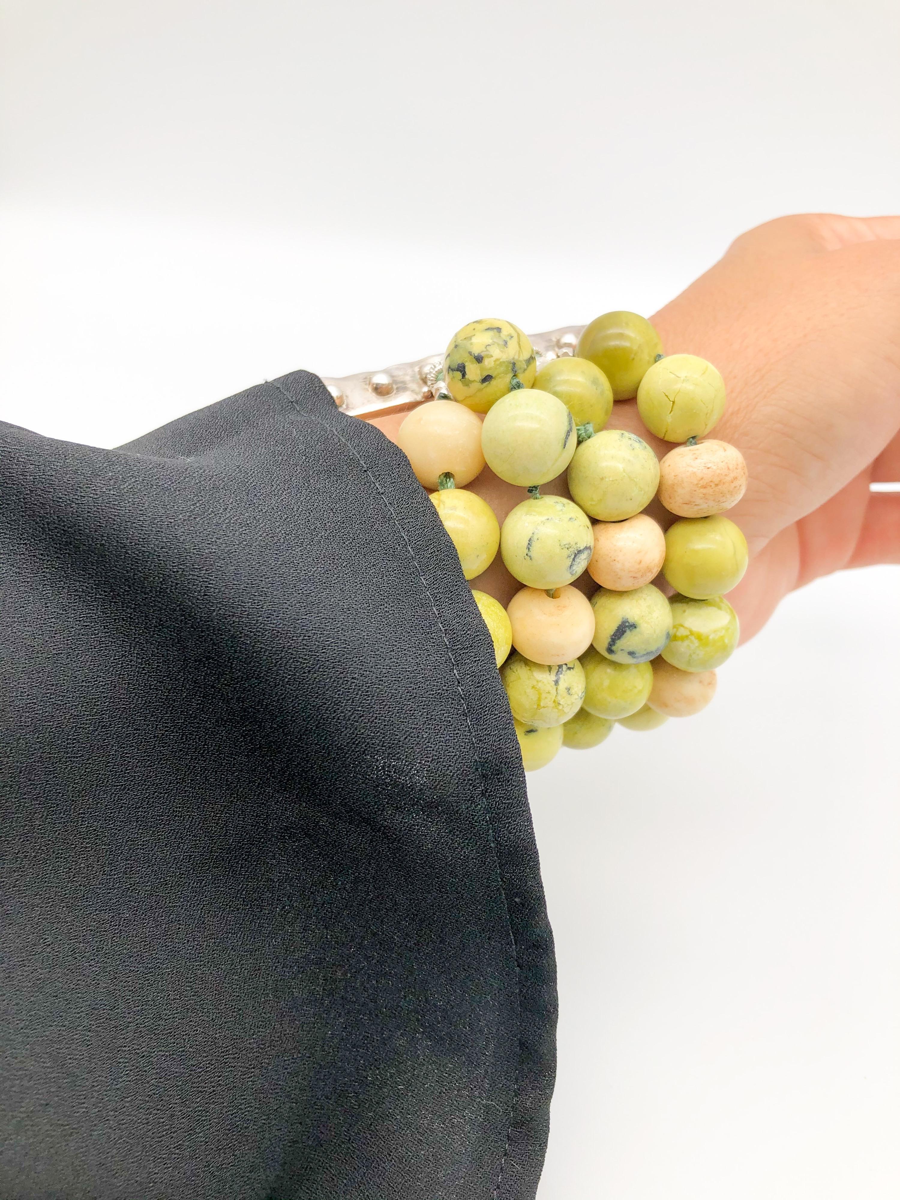 A.Jeschel Bracciale in giada olivastra con chiusura a rana intagliata. in vendita 2