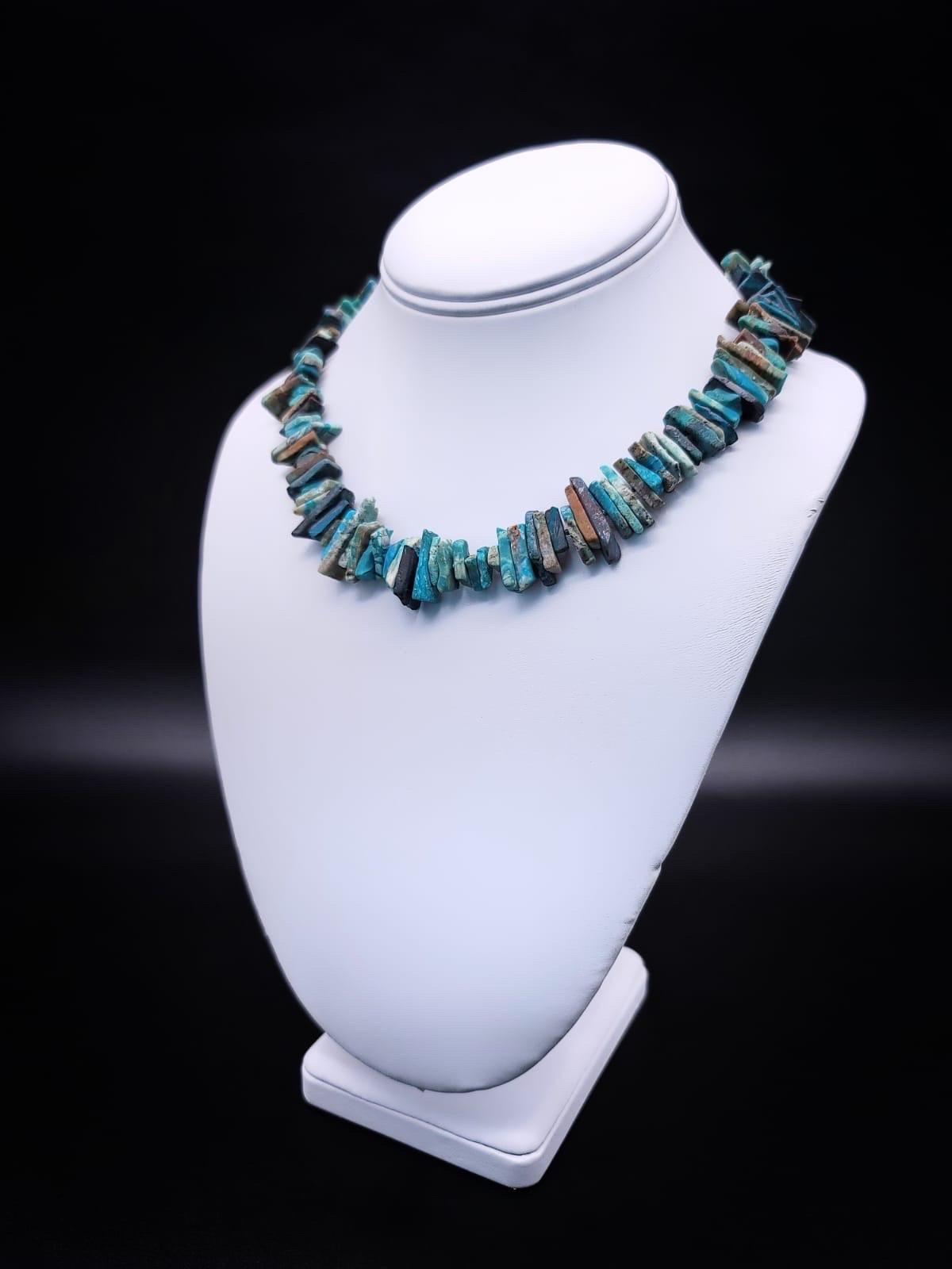 Einzigartig

Eine Halskette mit blauen Opalscherben aus Peru. Jede Opalscherbe besticht durch eine faszinierende Vielfalt an satten Farben, die von tiefem Ozeanblau bis hin zu leuchtendem Grün und gelegentlichen Karamelltönen reichen und die