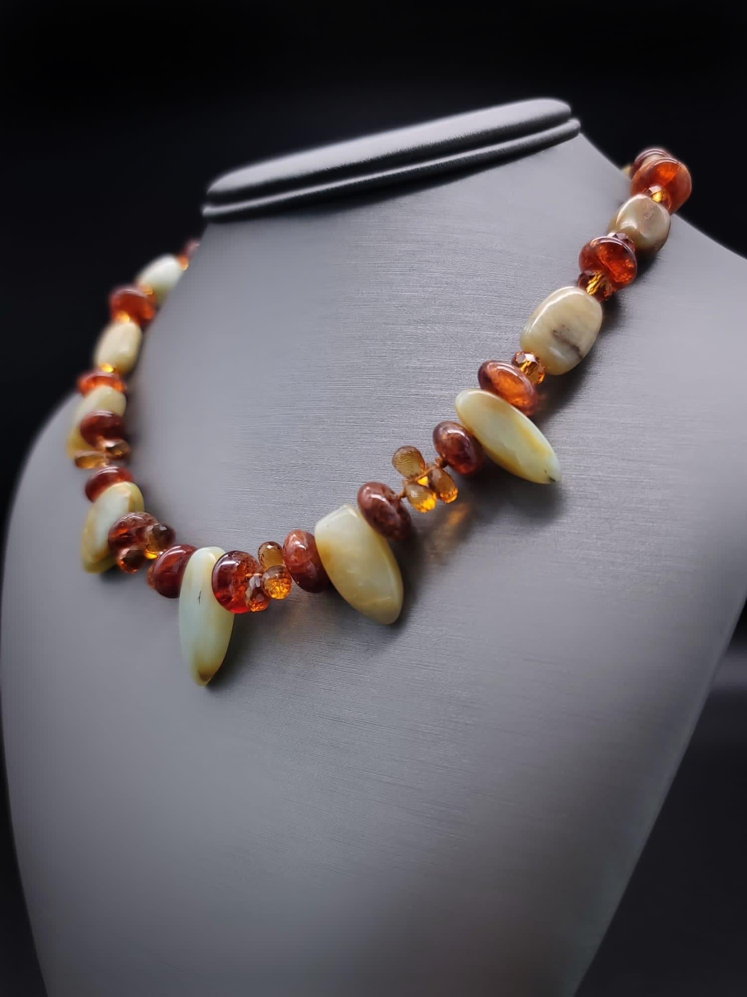 Einzigartig

Eine subtile Farbpalette in einem Collier aus blassgrünem peruanischem Opal, Topas-Tränen und Hessonit (bräunlicher Granat). Die Abstandshalter des Verschlusses und ein wenig Swarovski Kristall sorgen für Glanz. Der Vermeil-Verschluss