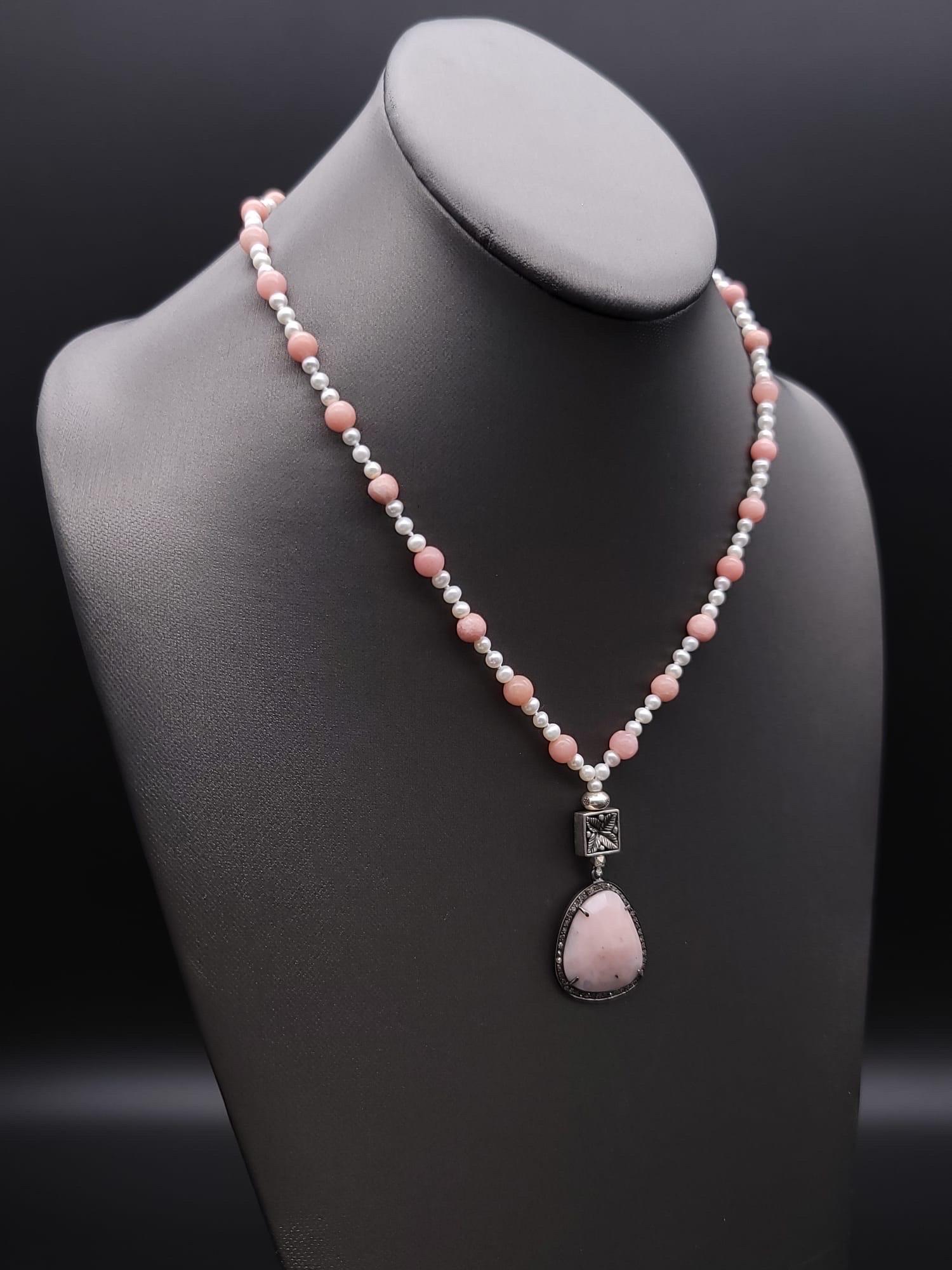 Contemporain A.Jeschel, collier pendentif délicat en perles d'eau douce et opale rose. en vente