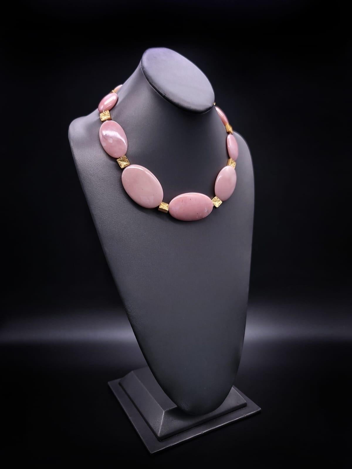 A.Jeschel Halskette aus poliertem rosa peruanischem Opal. (Ovalschliff) im Angebot