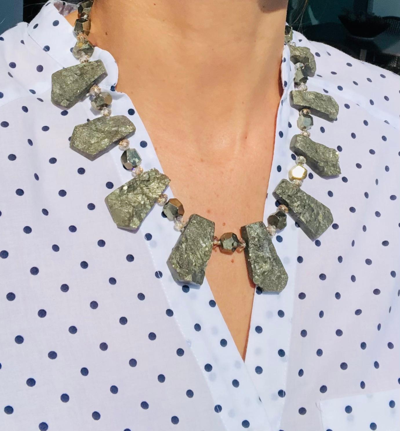 Contemporaneo La collana di pirite di A.Jeschel dimostra che non è tutto oro quello che luccica. in vendita